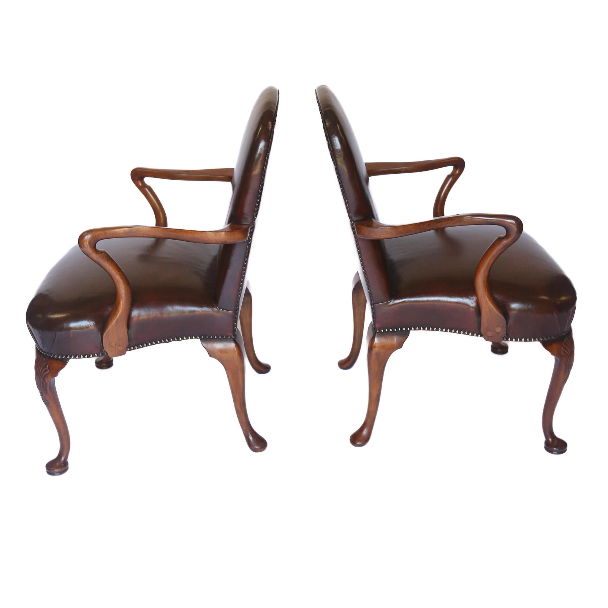 Paire de fauteuils ouverts en noyer et cuir de style néo-géorgien vers 1920
Revêtement en cuir récemment recouvert, de couleur marron,
Décoration cloutée en laiton,
Coudes ouverts en noyer,
Pieds cabriole en noyer avec sculpture de coquillages sur