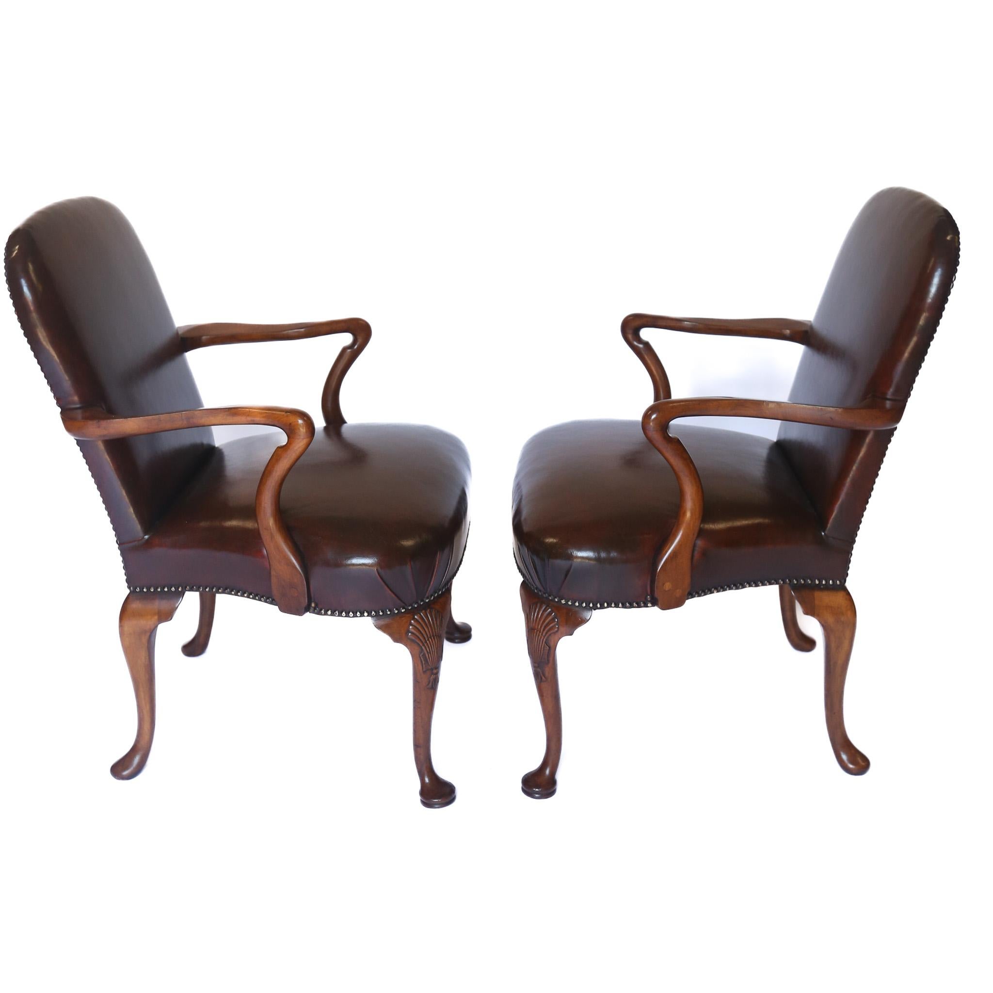 Queen Anne Paire de chaises coudées ouvertes en noyer et cuir de style néo-géorgien en vente