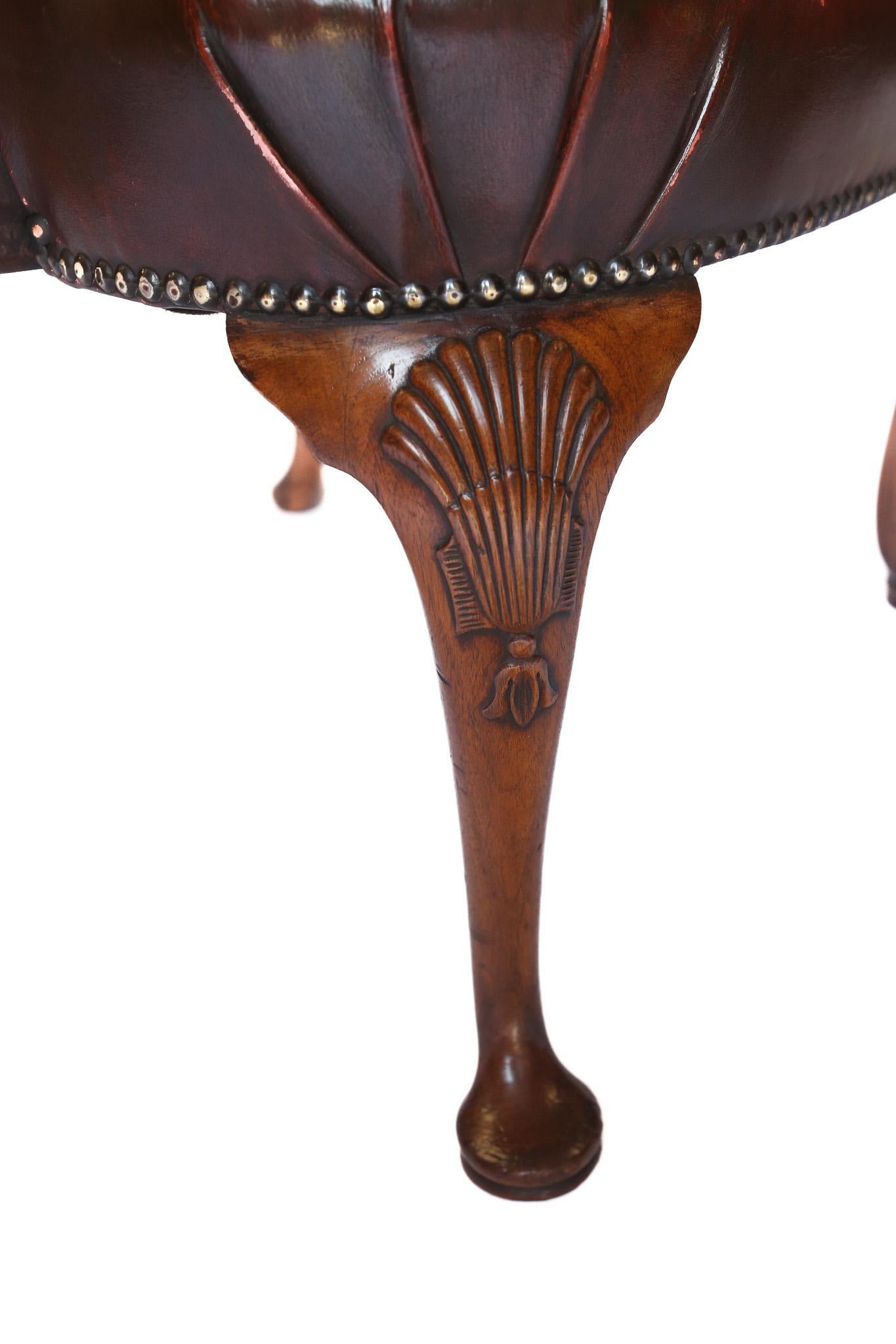 Britannique Paire de chaises coudées ouvertes en noyer et cuir de style néo-géorgien en vente