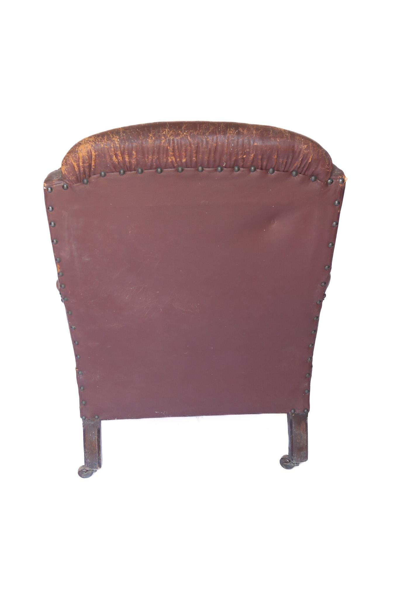 Victorien tardif Chaise rembourrée de style Howard en noyer de la fin de l'époque victorienne en vente