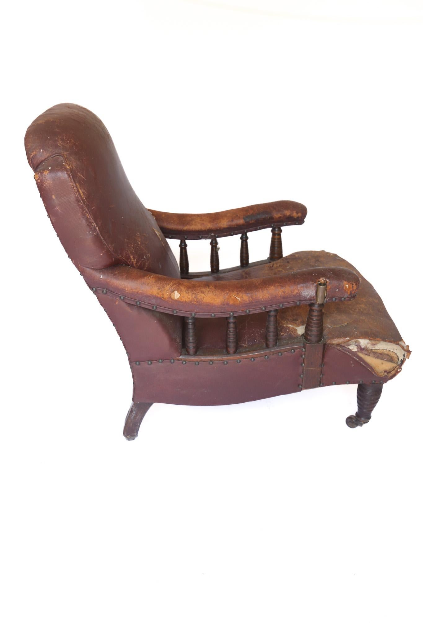 Chaise rembourrée de style Howard en noyer de la fin de l'époque victorienne
Cadre en noyer, avec supports de coude tournés.
Pieds en noyer avec roulettes en laiton et roues en porcelaine brune
Le cuir a besoin d'être regarni
Hauteur du siège
