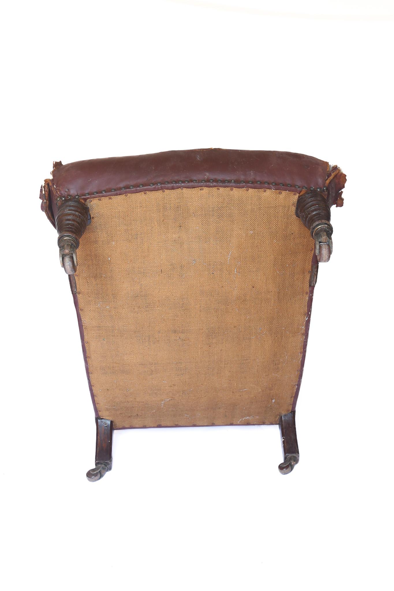 Poli Chaise rembourrée de style Howard en noyer de la fin de l'époque victorienne en vente