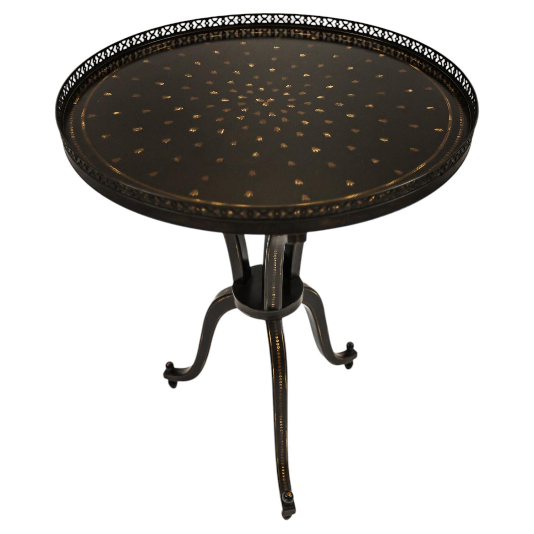 Mesita para lámpara pintada de estilo Regency en venta