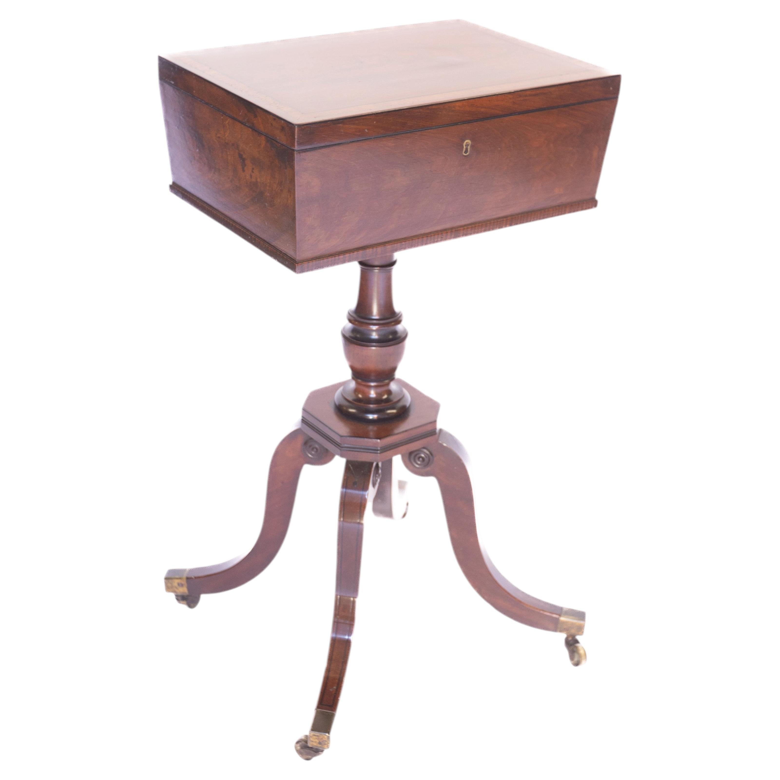 Caja de caoba de estilo Regency con soporte en venta