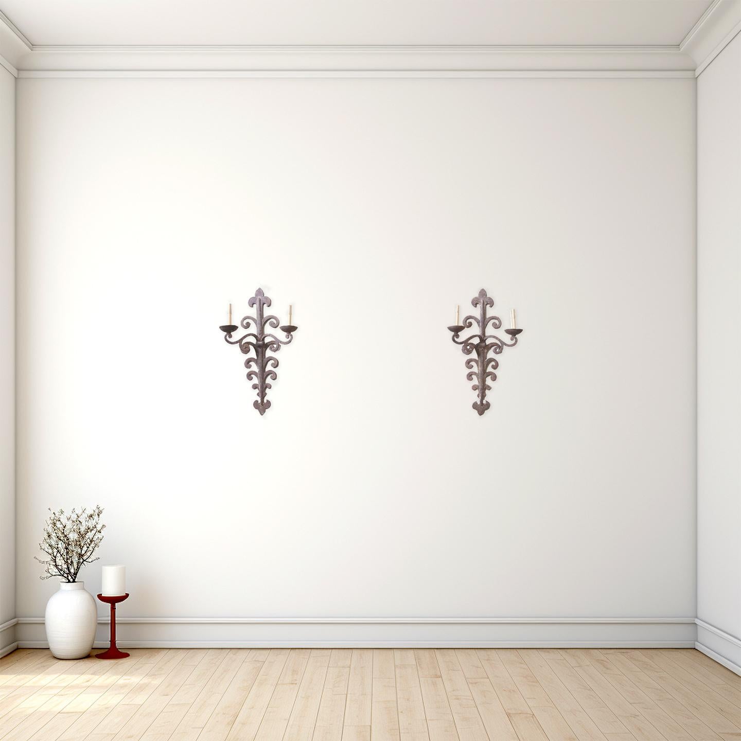 Paire d'appliques murales européennes en fer forgé électrifié du XVIIIe siècle

Anonyme
Europe ; fin du 18e siècle
Le fer

Dimensions approximatives : 26,5 (h) x 15 (l) x 5,5 (p) in. each

Cette paire exquise d'appliques murales en fer forgé du