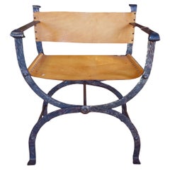 Silla curul plegable de cuero y hierro de mediados de siglo