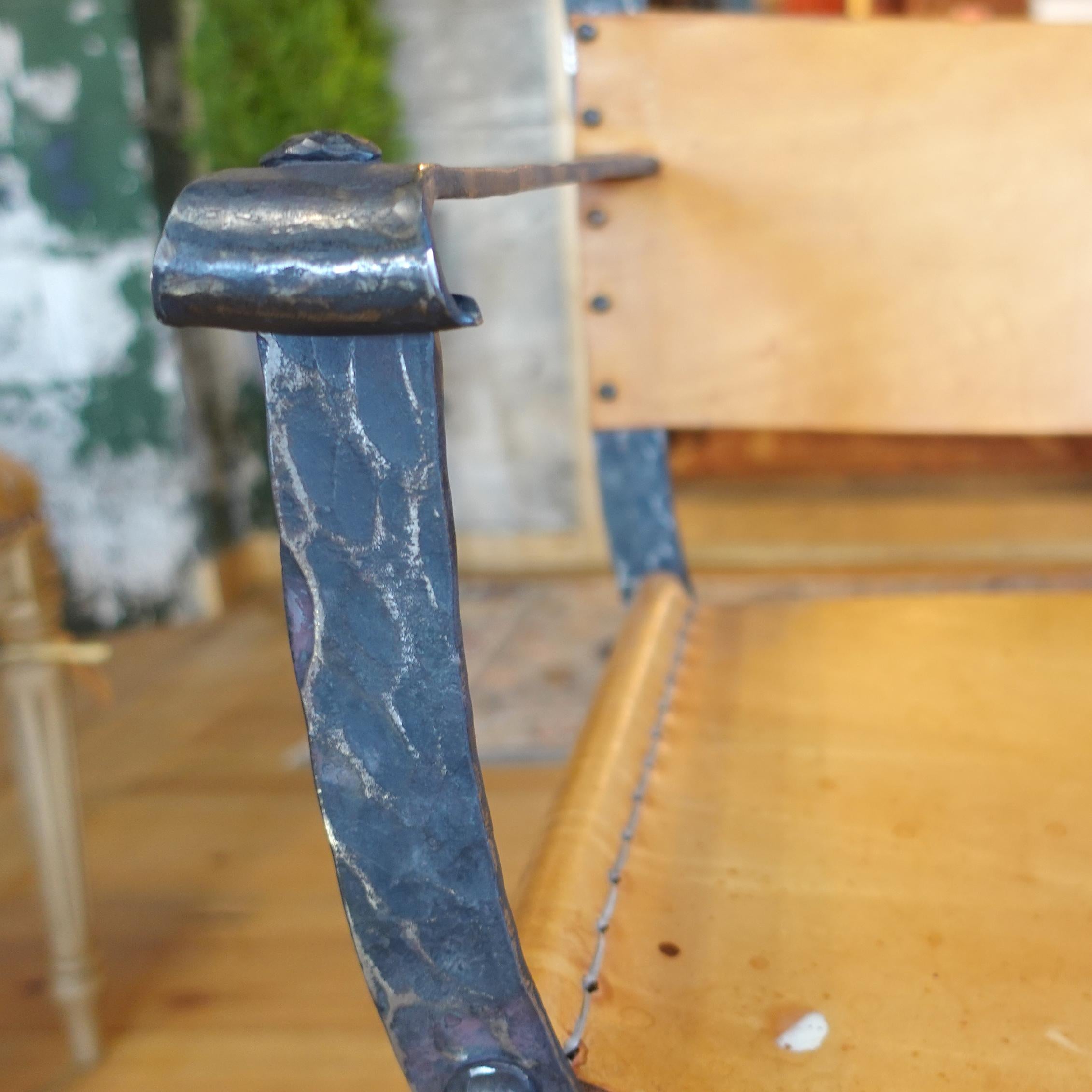 Mid-Century moderno Sedia Foldes in pelle e ferro di metà secolo in vendita