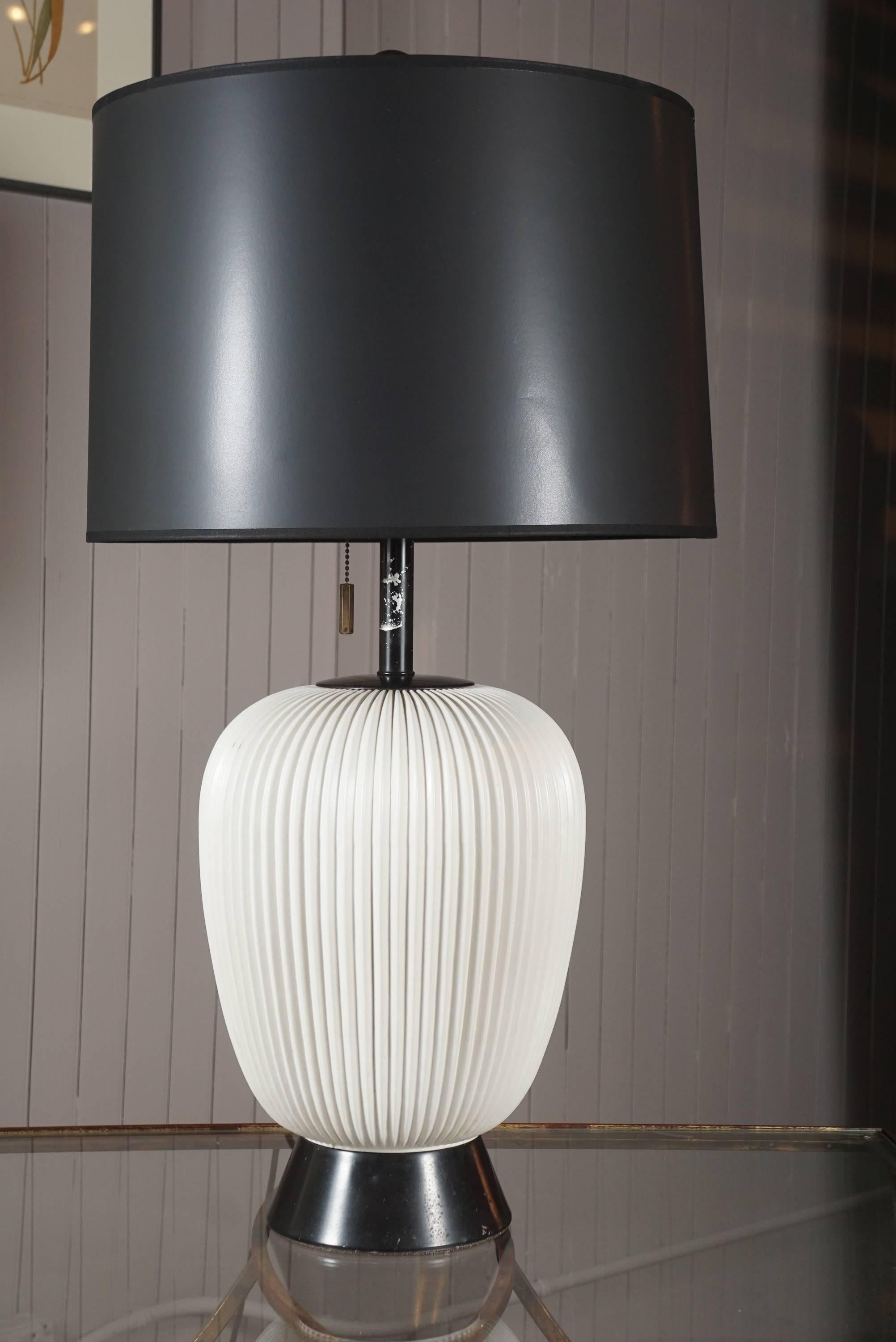 Large table lamp, flat glazed ribbed ceramic rests on black painted metal flair base. Original pull and original reversed three socket light diffuser, rewired.
