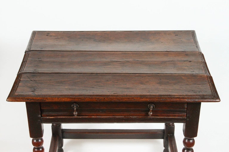 An  English Oak Stretchered Side Table with Drawer, 17th Century  In Excellent Condition In Los Angeles, CA