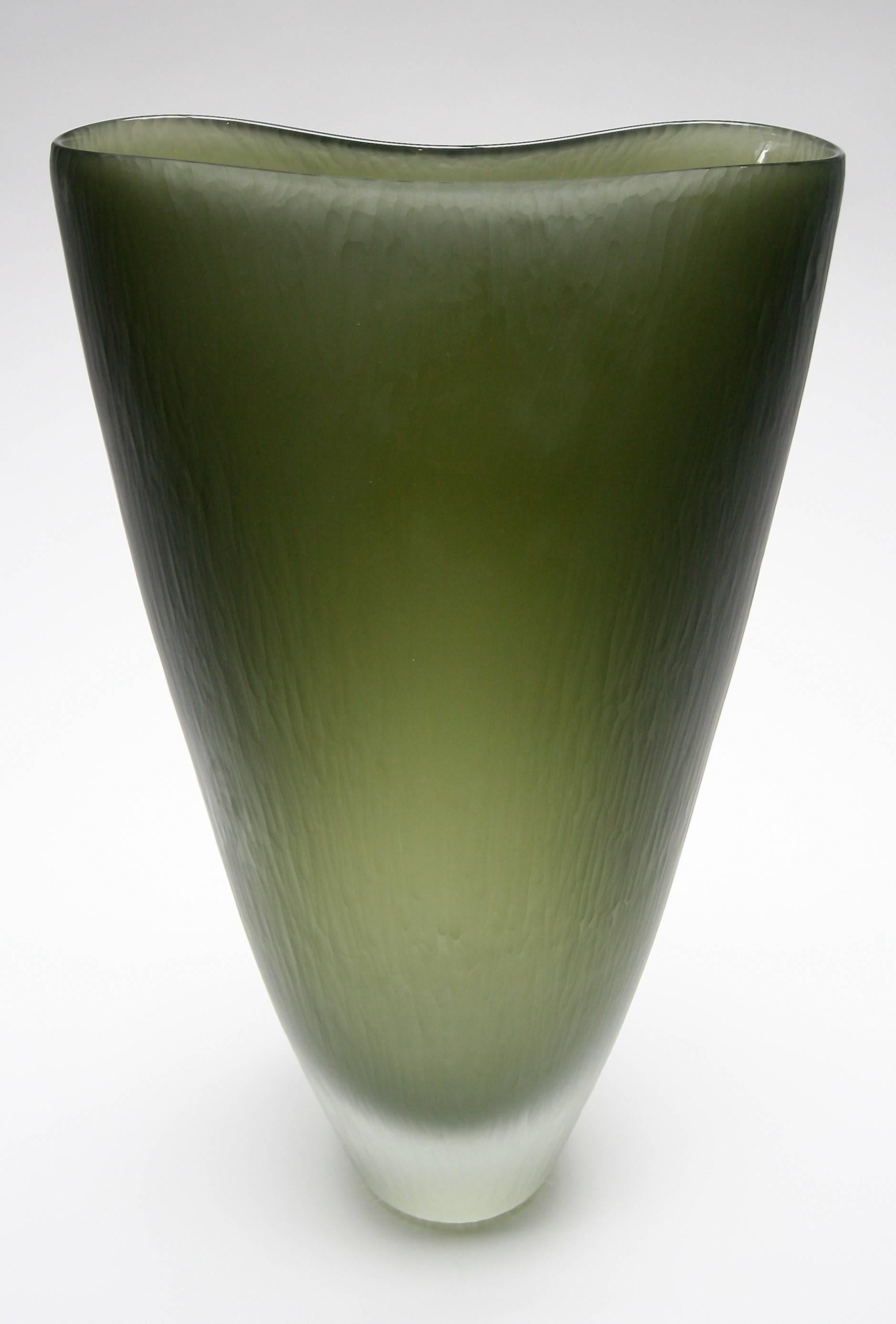 Ficus un vase en verre de Murano en vert mousse.