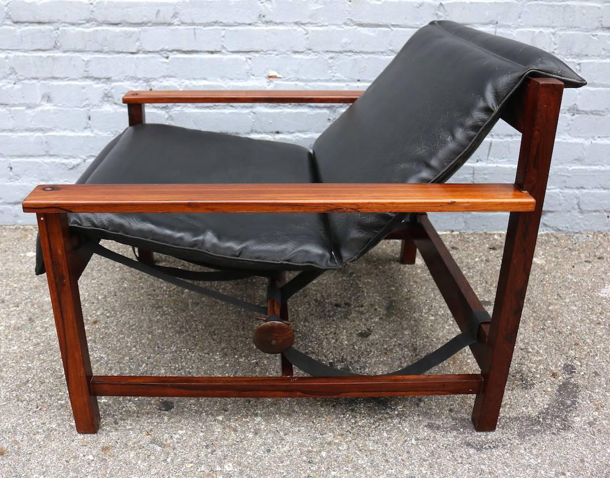 Mid-Century Modern Pair of 1960s Brazilian Jacaranda Wood Reclining Lounge Chairs in Black Leather For Sale