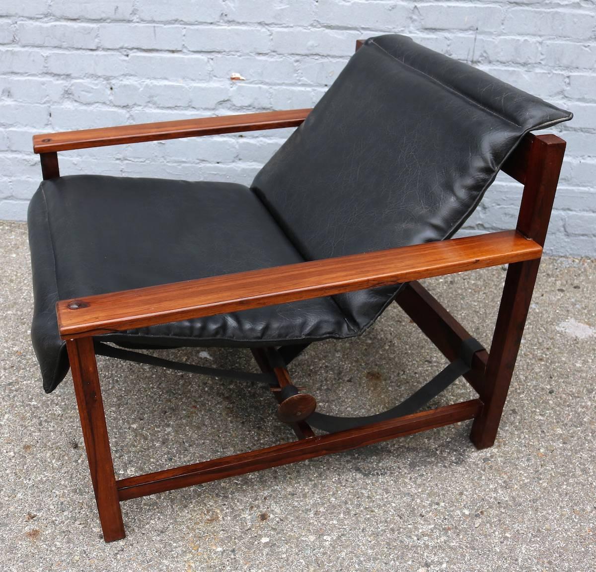 Pair of 1960s Brazilian Jacaranda Wood Reclining Lounge Chairs in Black Leather For Sale 1