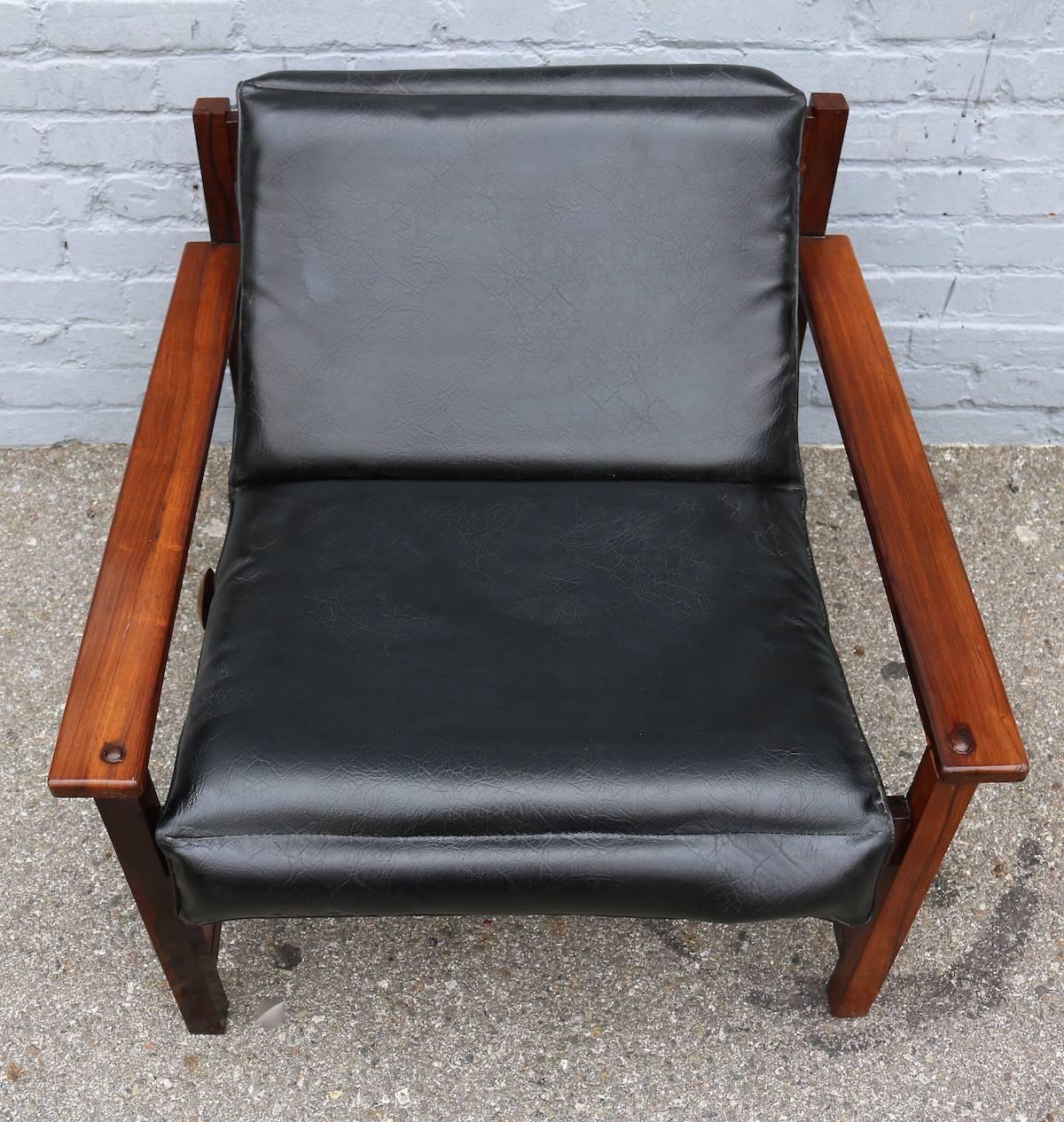 Pair of 1960s Brazilian Jacaranda Wood Reclining Lounge Chairs in Black Leather For Sale 2