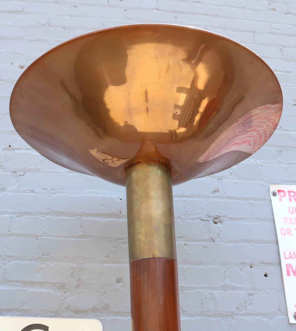 Tall 1960s floor lamp in wood, brass and copper with three-light.

Measure: Base diameter 17
