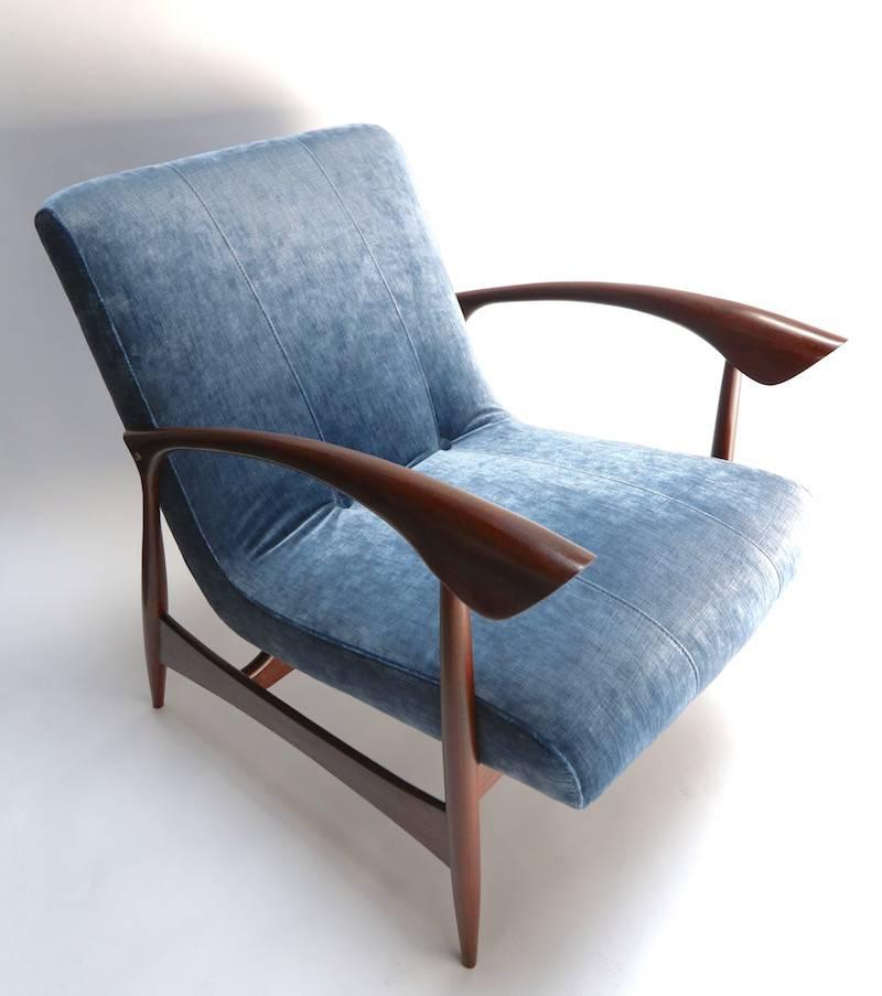 Pair of Brazilian armchairs from the 1960s in imbuia wood upholstered in blue velvet.