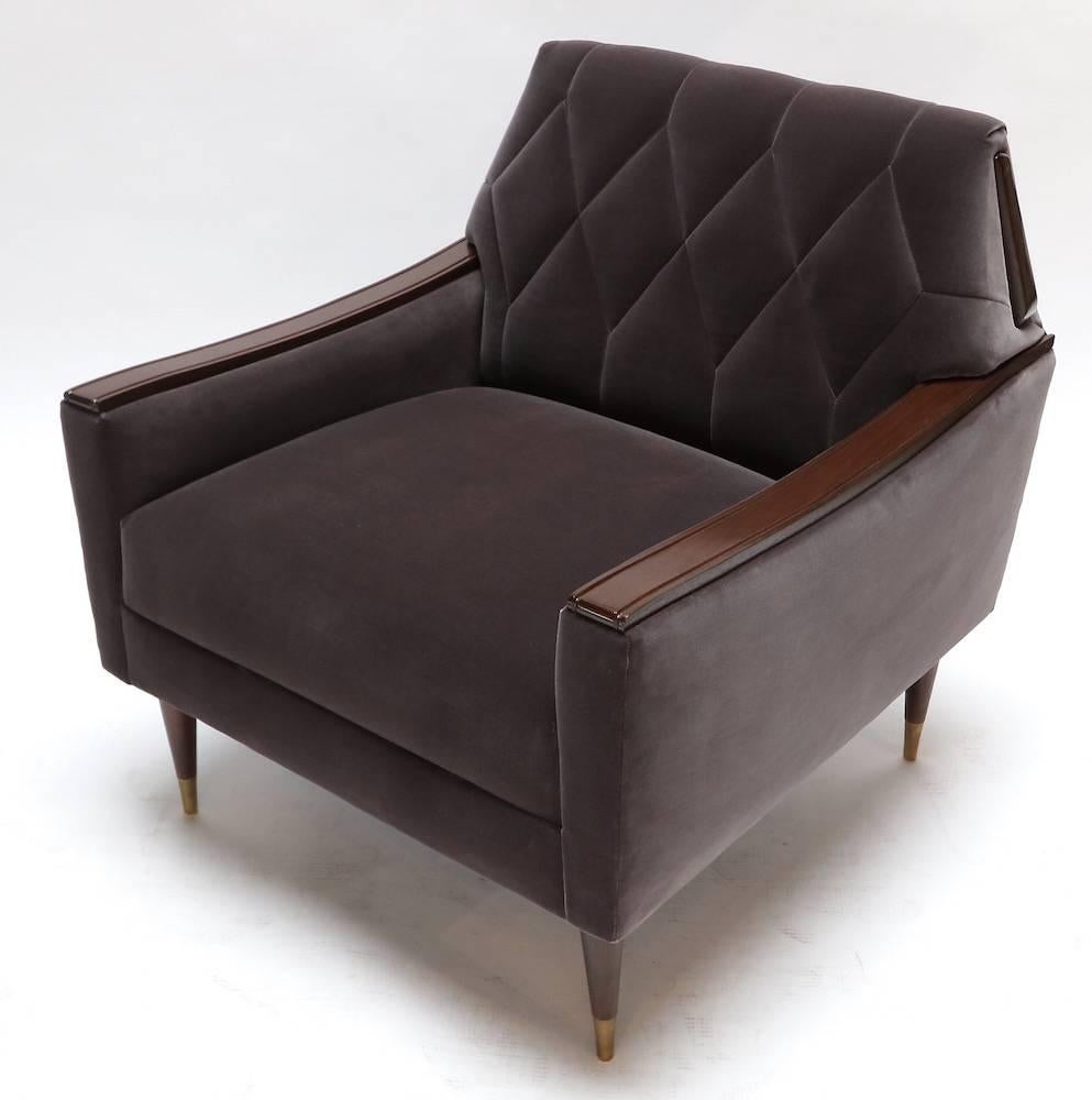 Ein Paar Sessel im Stil der 1960er Jahre, gepolstert mit grauem Samt, mit Holz- und Messingdetails. Hergestellt in Los Angeles von Adesso Imports.
