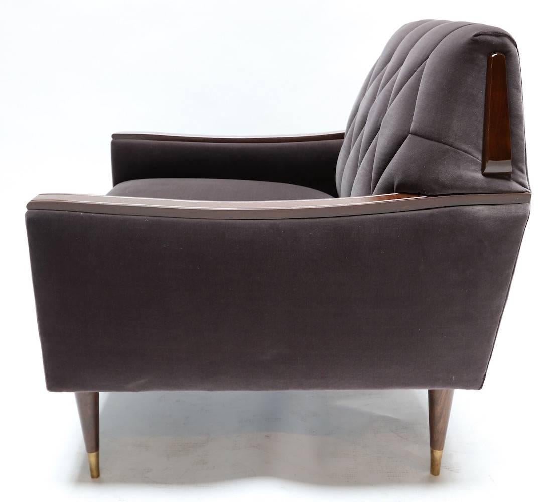Ein Paar maßgefertigte Sessel aus Holz und Samt im Stil der 1960er Jahre von Adesso Imports (Moderne der Mitte des Jahrhunderts) im Angebot