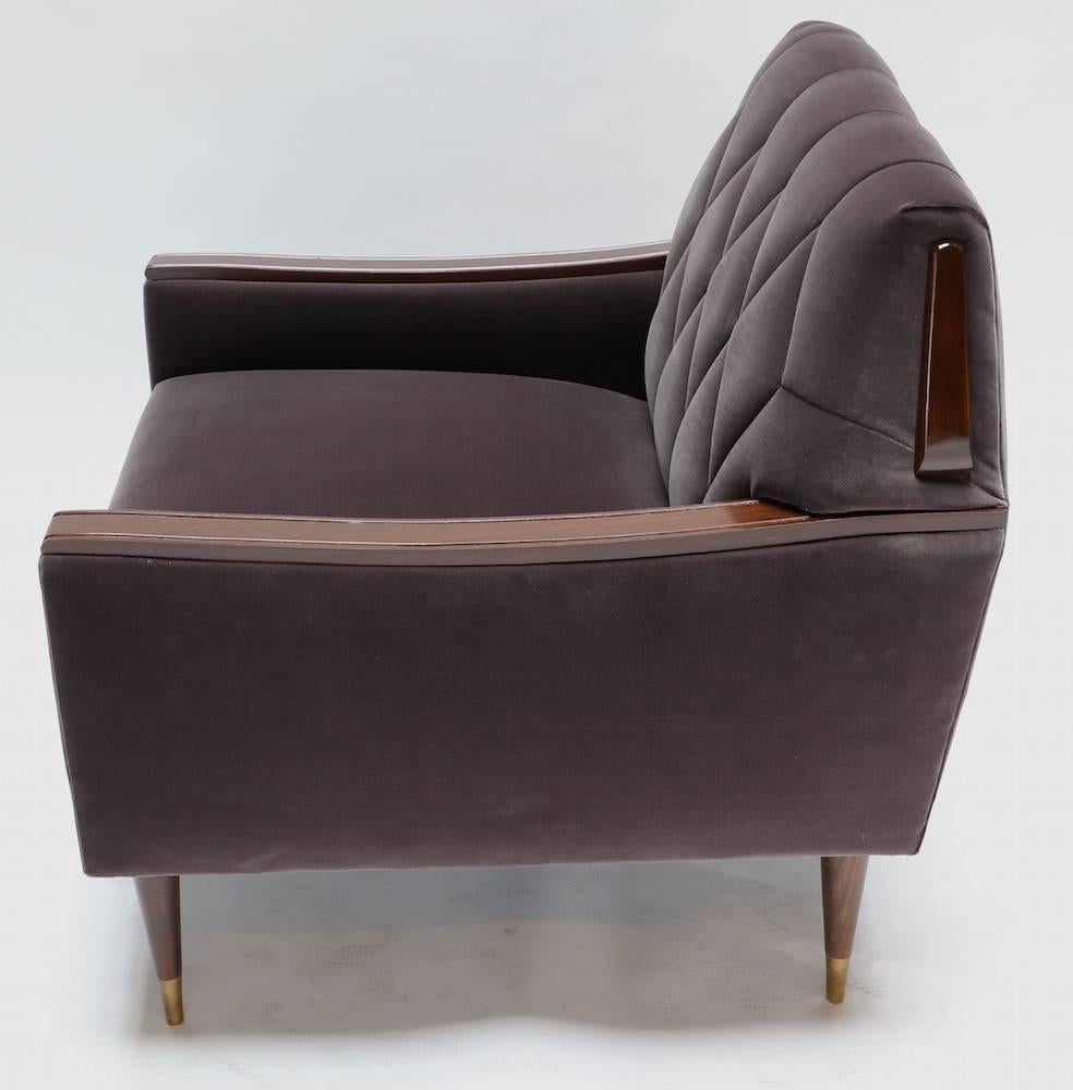 Ein Paar maßgefertigte Sessel aus Holz und Samt im Stil der 1960er Jahre von Adesso Imports im Angebot 1