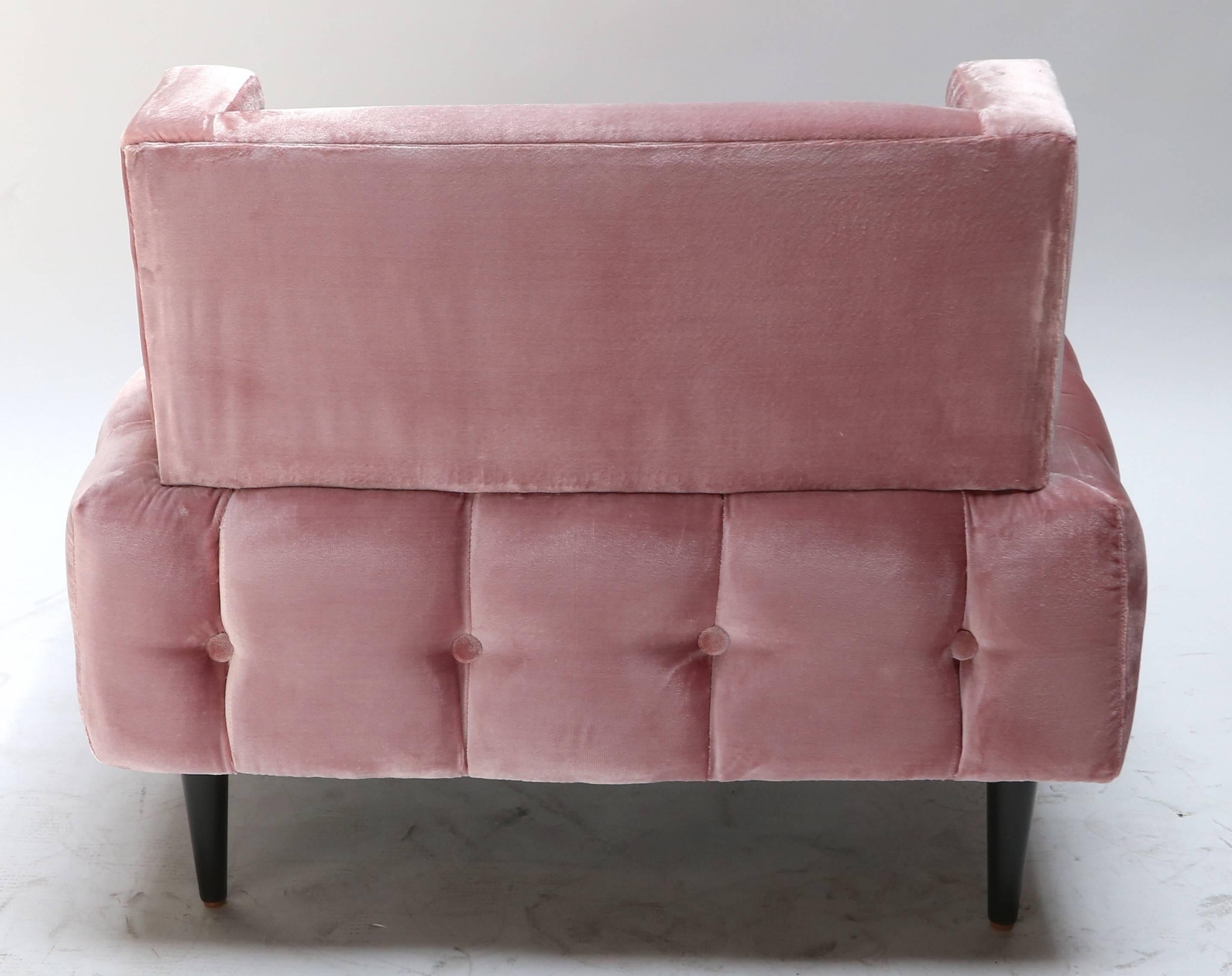 Ein Paar maßgefertigte getuftete Loungesessel aus rosa Seidensamt von Adesso Imports (Moderne der Mitte des Jahrhunderts) im Angebot
