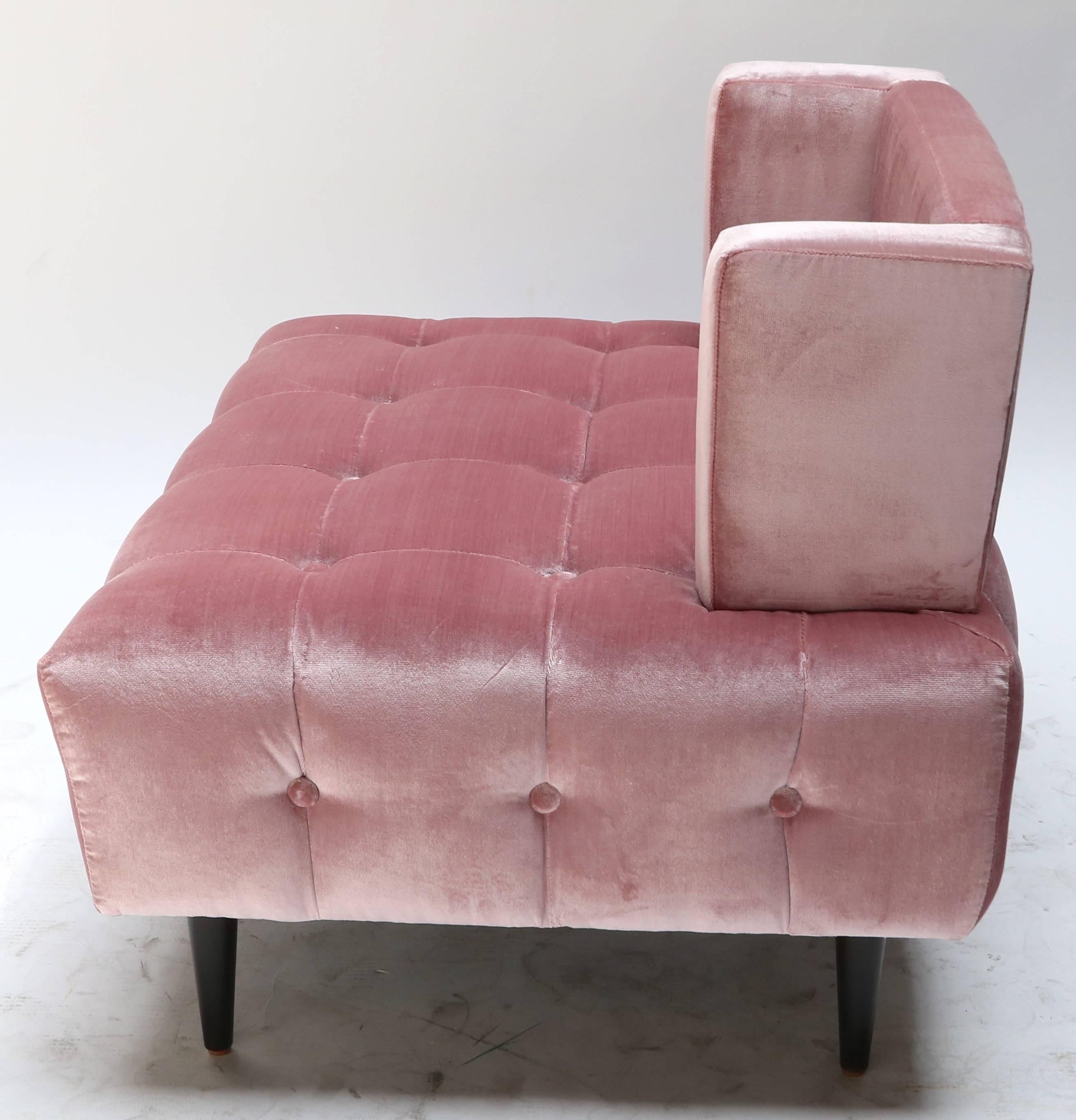 Ein Paar maßgefertigte getuftete Loungesessel aus rosa Seidensamt von Adesso Imports im Zustand „Neu“ im Angebot in Los Angeles, CA