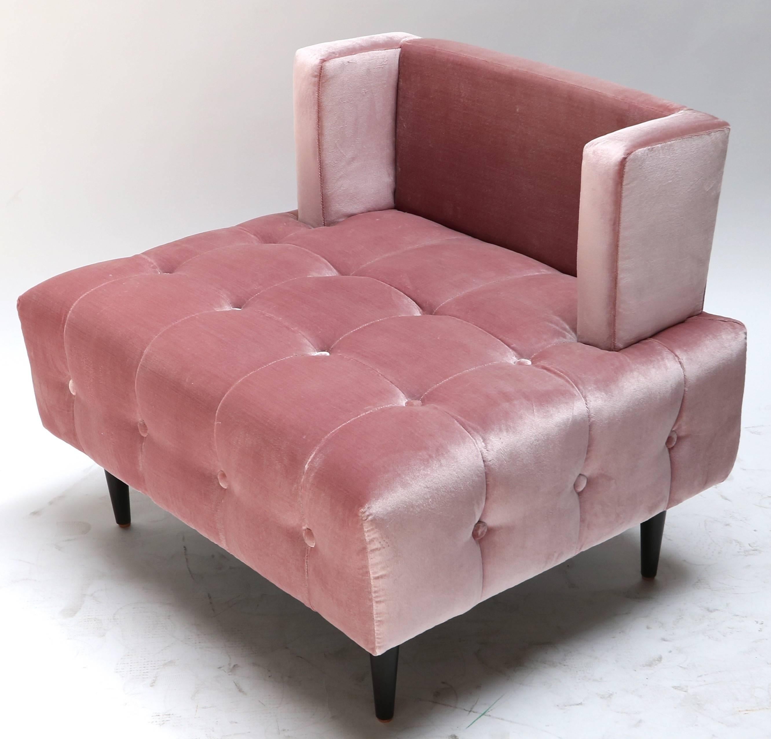 Mid-Century Modern Pair of Custom Pink Silk Velvet Tufted Lounge Chairs by Adesso Imports For Sale