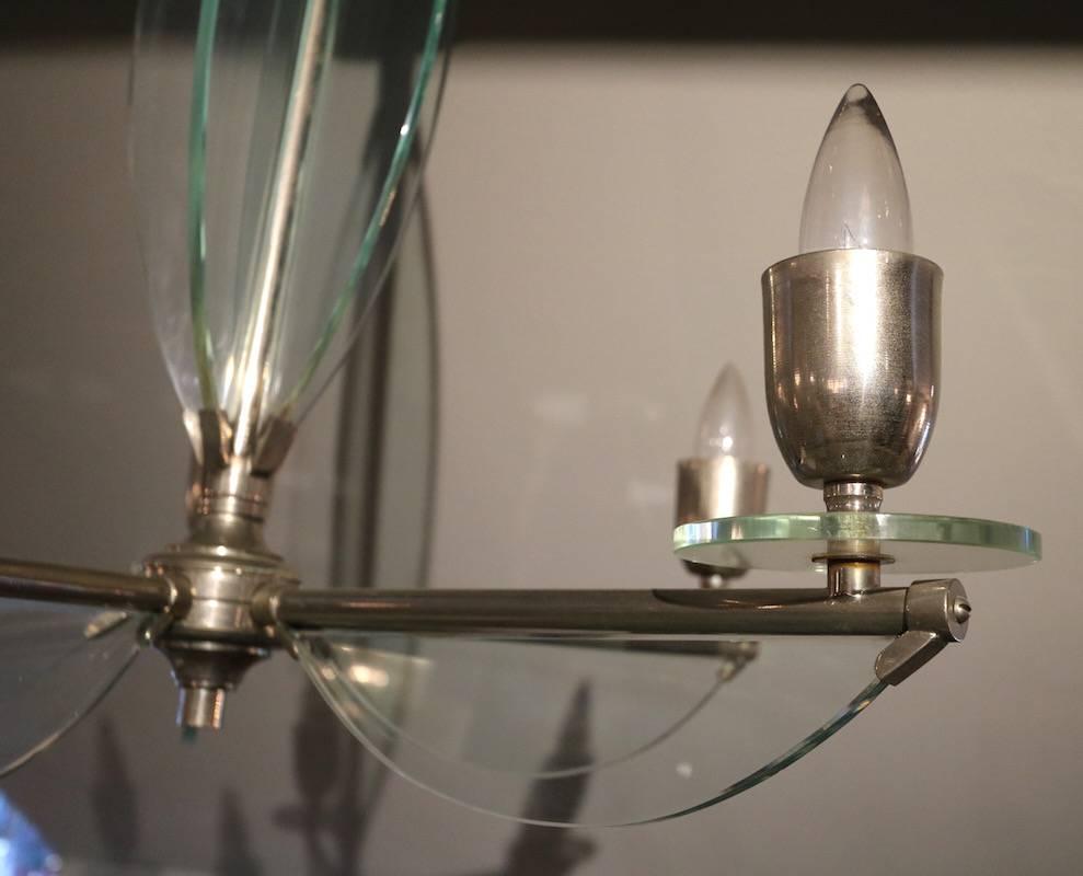 Milieu du XXe siècle Lustre italien des années 1950 en verre et chrome à cinq lumières en vente