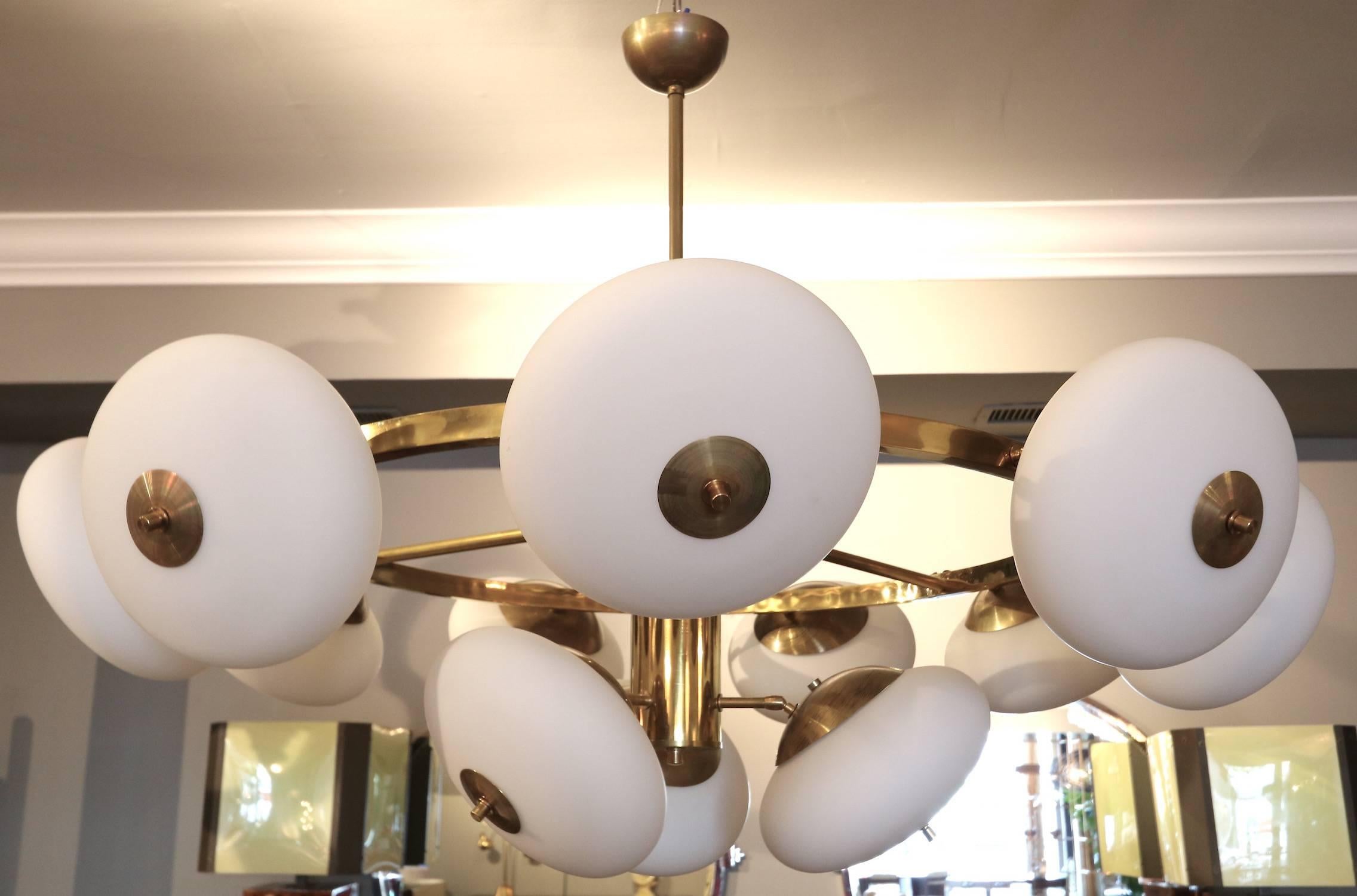 Mid-Century moderno Lampadario italiano anni '70 in ottone rotondo a più livelli con vetro regolabile in vendita