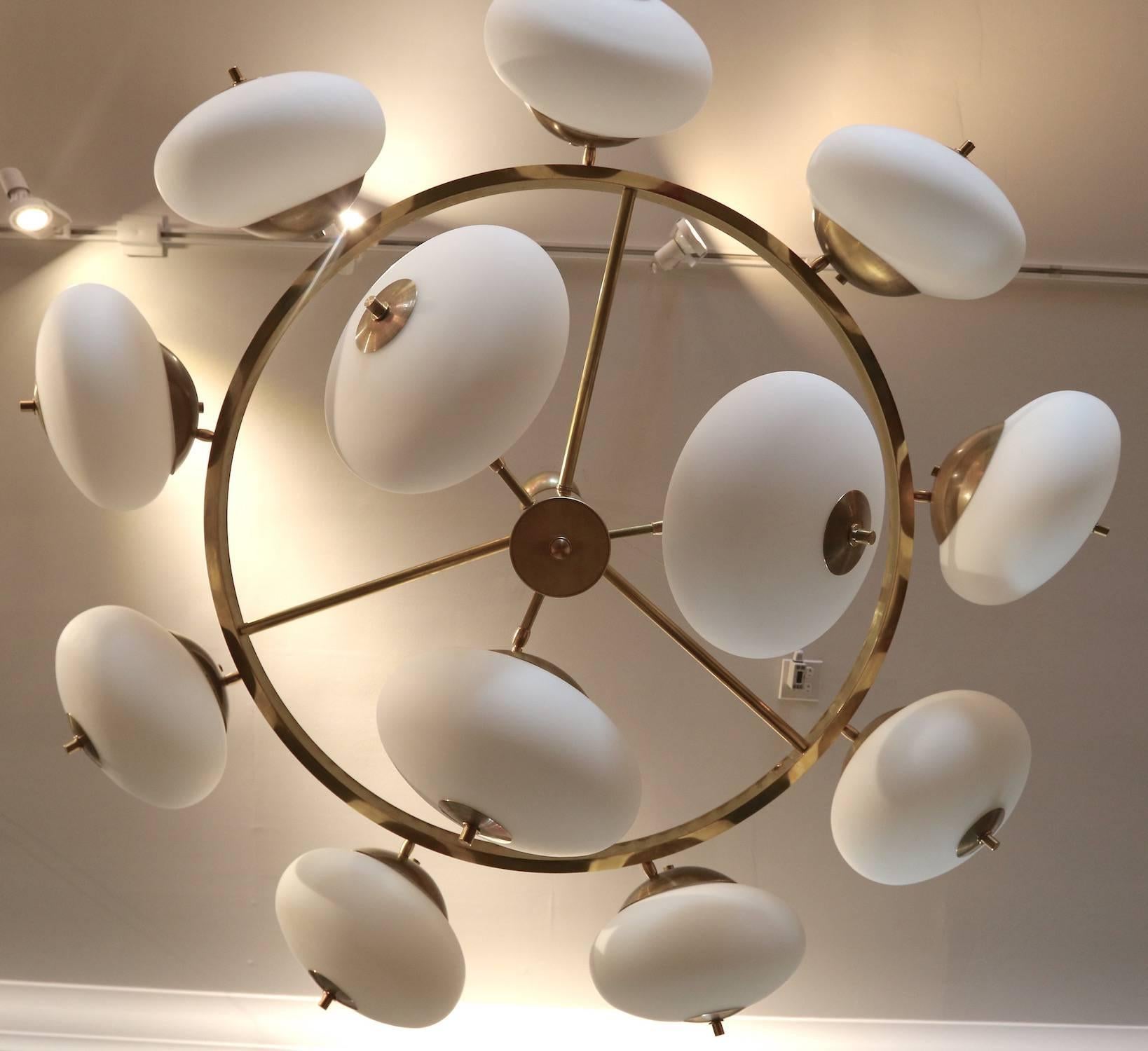 Italiano Lampadario italiano anni '70 in ottone rotondo a più livelli con vetro regolabile in vendita