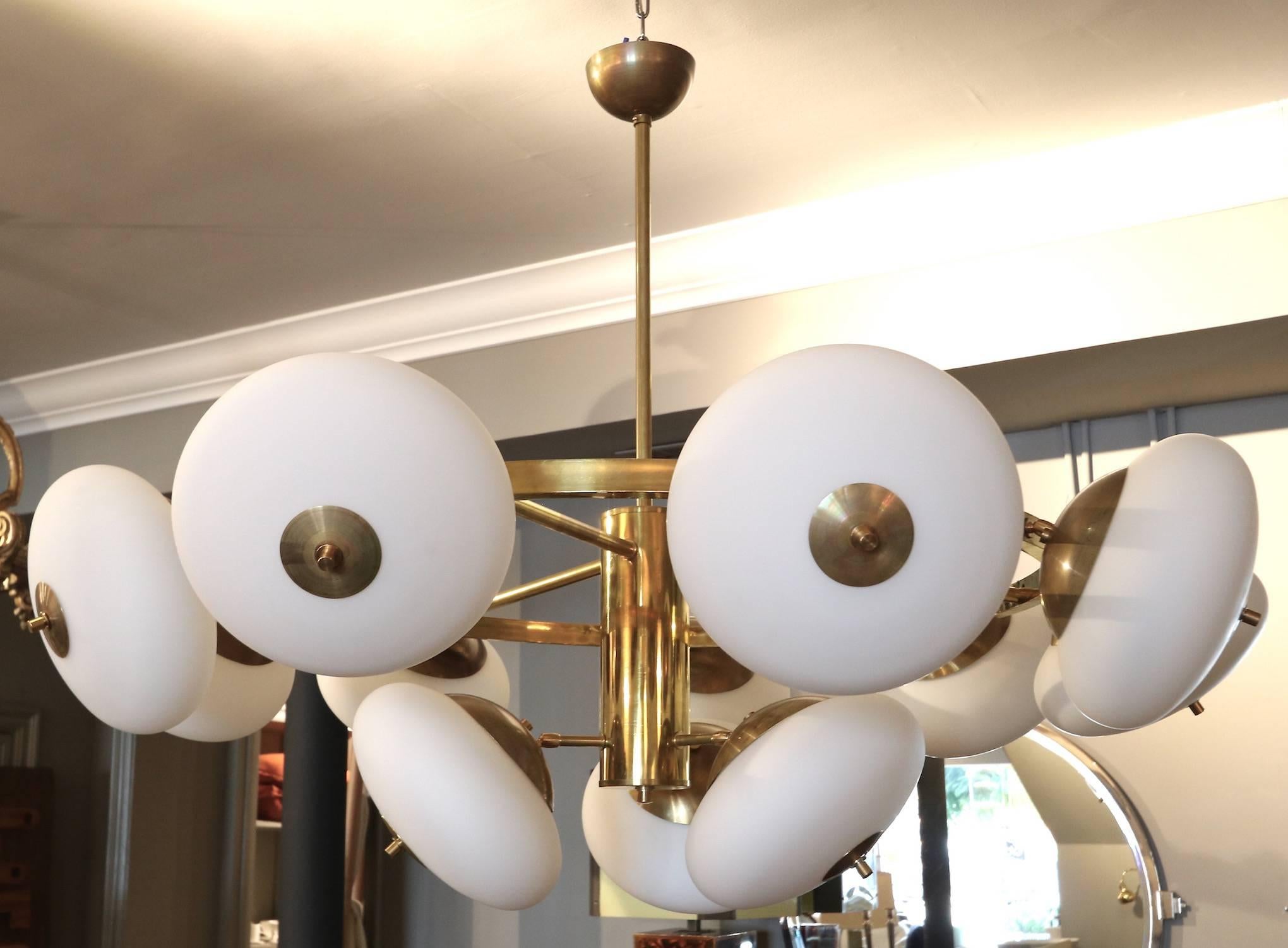 Lampadario italiano anni '70 in ottone rotondo a più livelli con vetro regolabile In condizioni buone in vendita a Los Angeles, CA