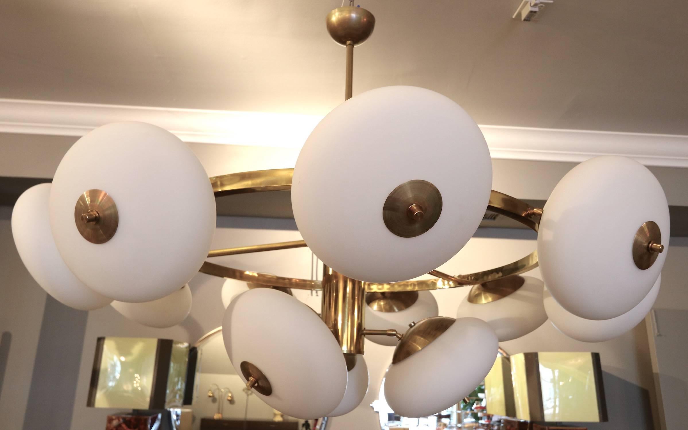 Fine XX secolo Lampadario italiano anni '70 in ottone rotondo a più livelli con vetro regolabile in vendita