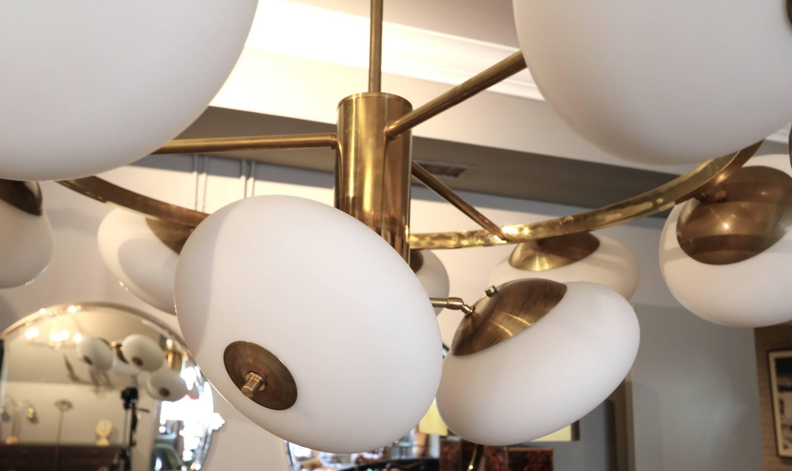 Lampadario italiano anni '70 in ottone rotondo a più livelli con vetro regolabile in vendita 2