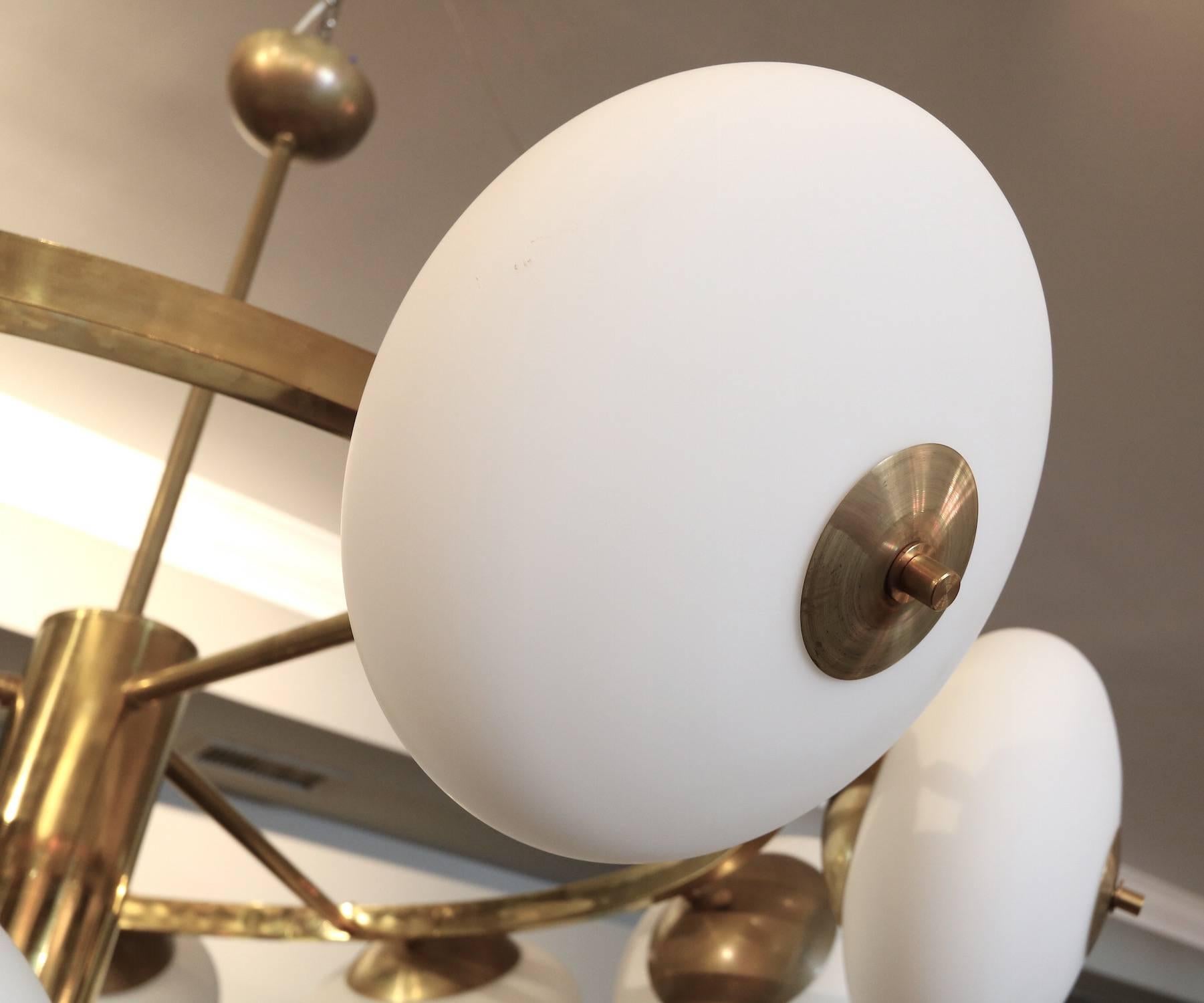 Lampadario italiano anni '70 in ottone rotondo a più livelli con vetro regolabile in vendita 1