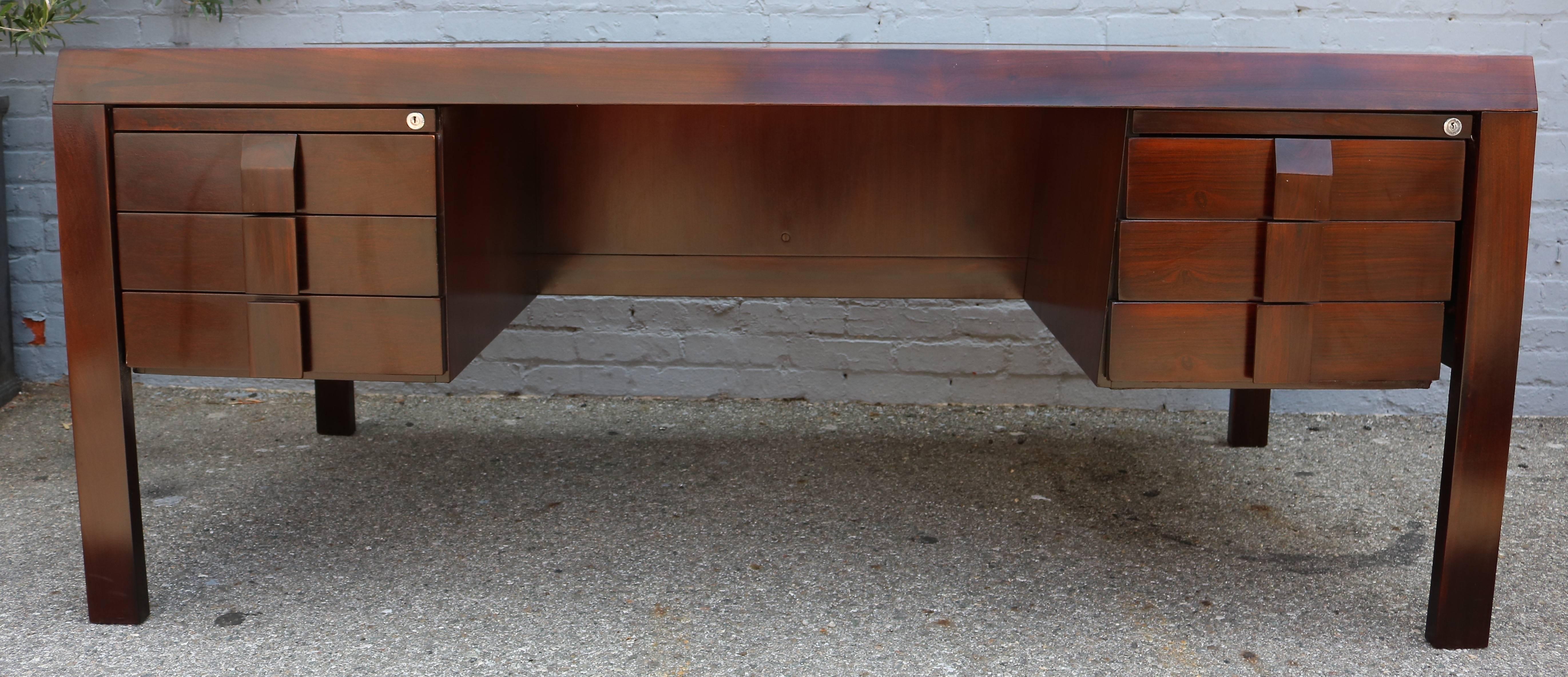 Mid-Century Modern Bureau en jacaranda brésilien parquet des années 1960 par Jean Gillon