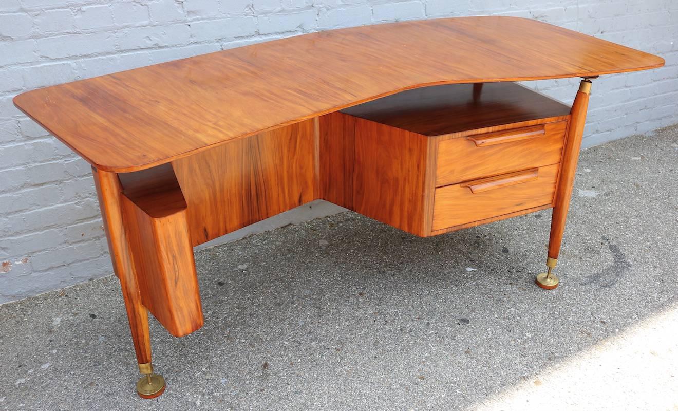 Sculptural Brazilian 1960s desk by Giuseppe Scapinelli in caviuna wood with two drawers and brass feet.