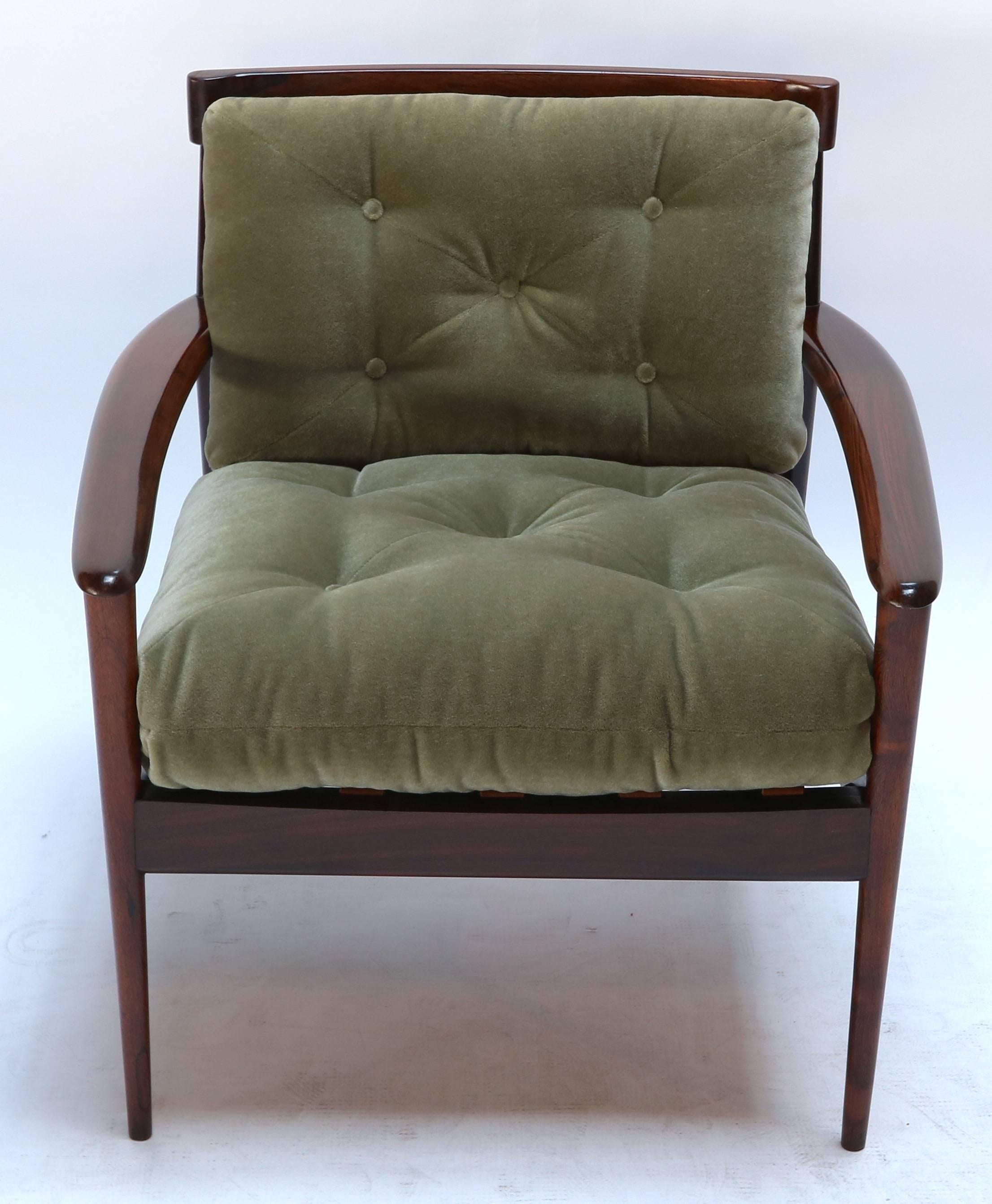 Paire de fauteuils Rino Levi en bois de jacaranda brésilien des années 1960, tapissés de mohair vert.

