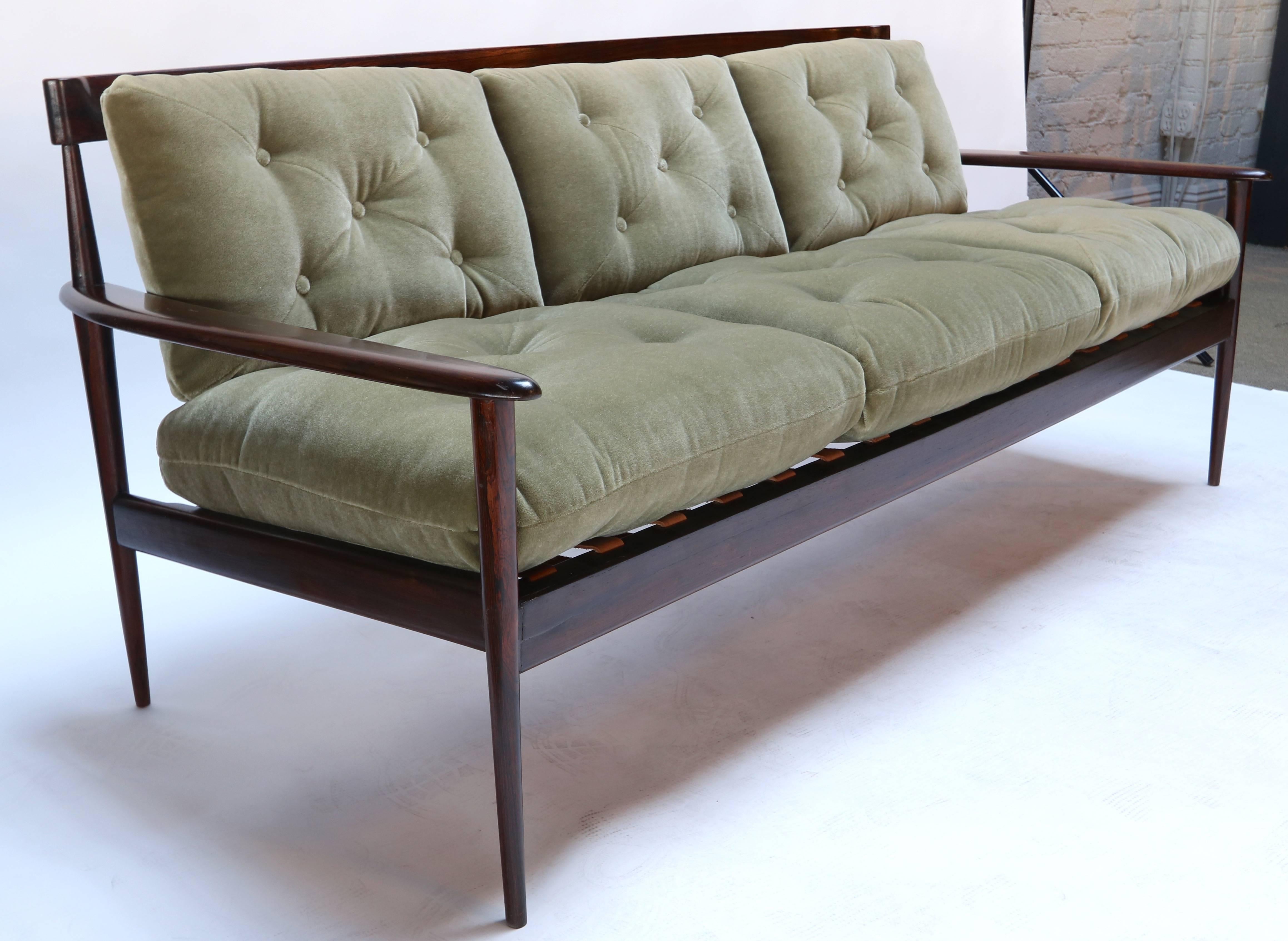 Rino Levi 1960er Jahre brasilianisches Jacaranda-Holz-Sofa aus grünem Mohair (Mitte des 20. Jahrhunderts) im Angebot