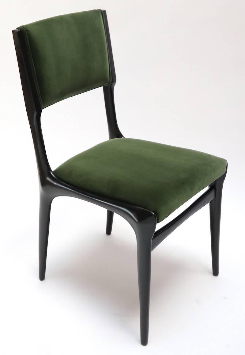 Set of 10 beautifully sculpted 1950s Carlo de Carli dining chairs, ebonized and upholstered in green Belgian velvet. 