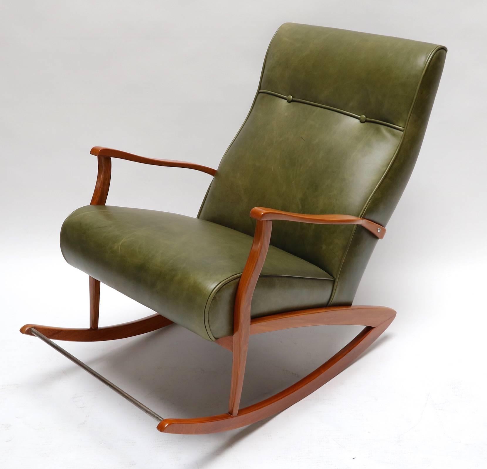 Mid-Century Modern Chaise à bascule brésilienne en bois et cuir vert, années 1960 en vente
