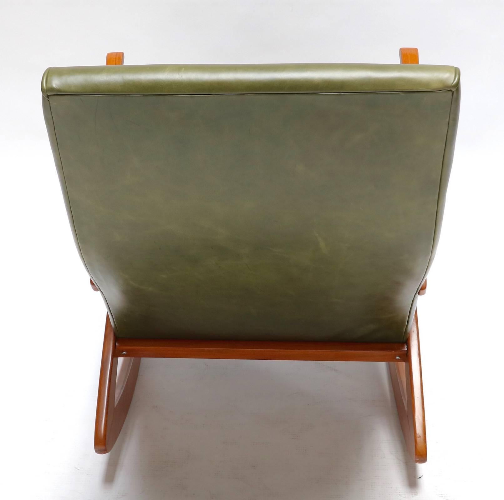 Chaise à bascule brésilienne en bois et cuir vert, années 1960 Bon état - En vente à Los Angeles, CA