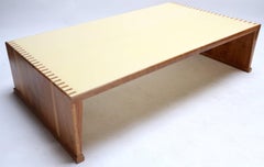 Maßgefertigter Couchtisch aus Nussbaumholz mit lackierter Platte