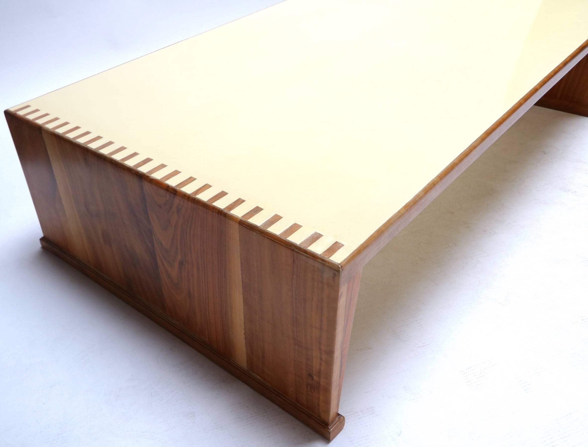 Mid-Century Modern Table basse en noyer faite sur mesure avec plateau laqué en vente