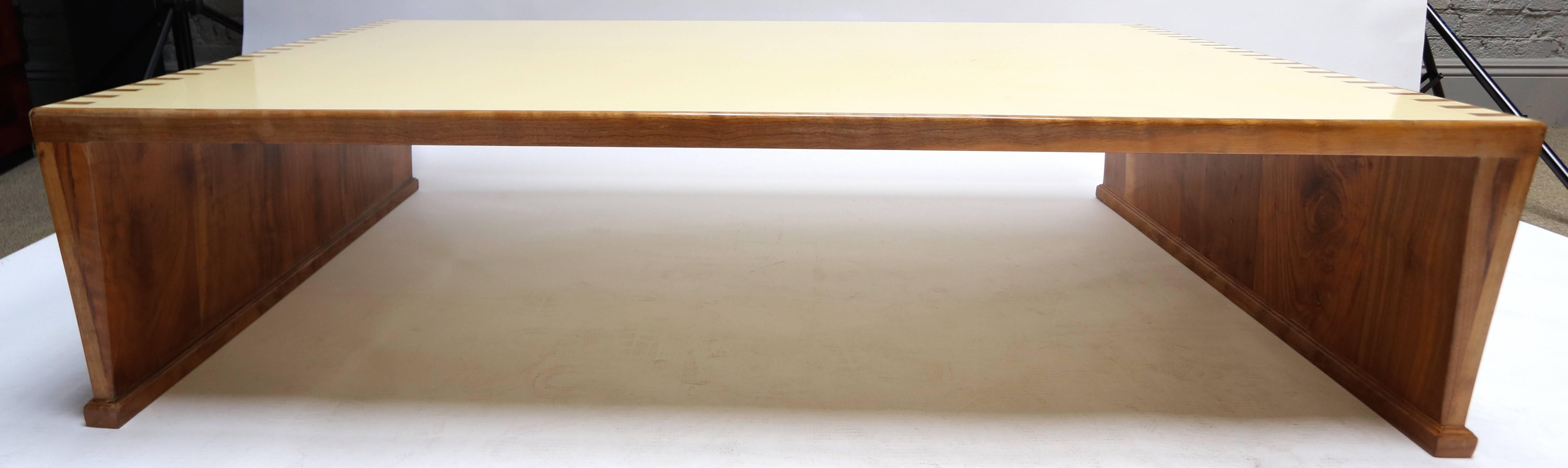 Table basse en noyer faite sur mesure avec plateau laqué en vente 1