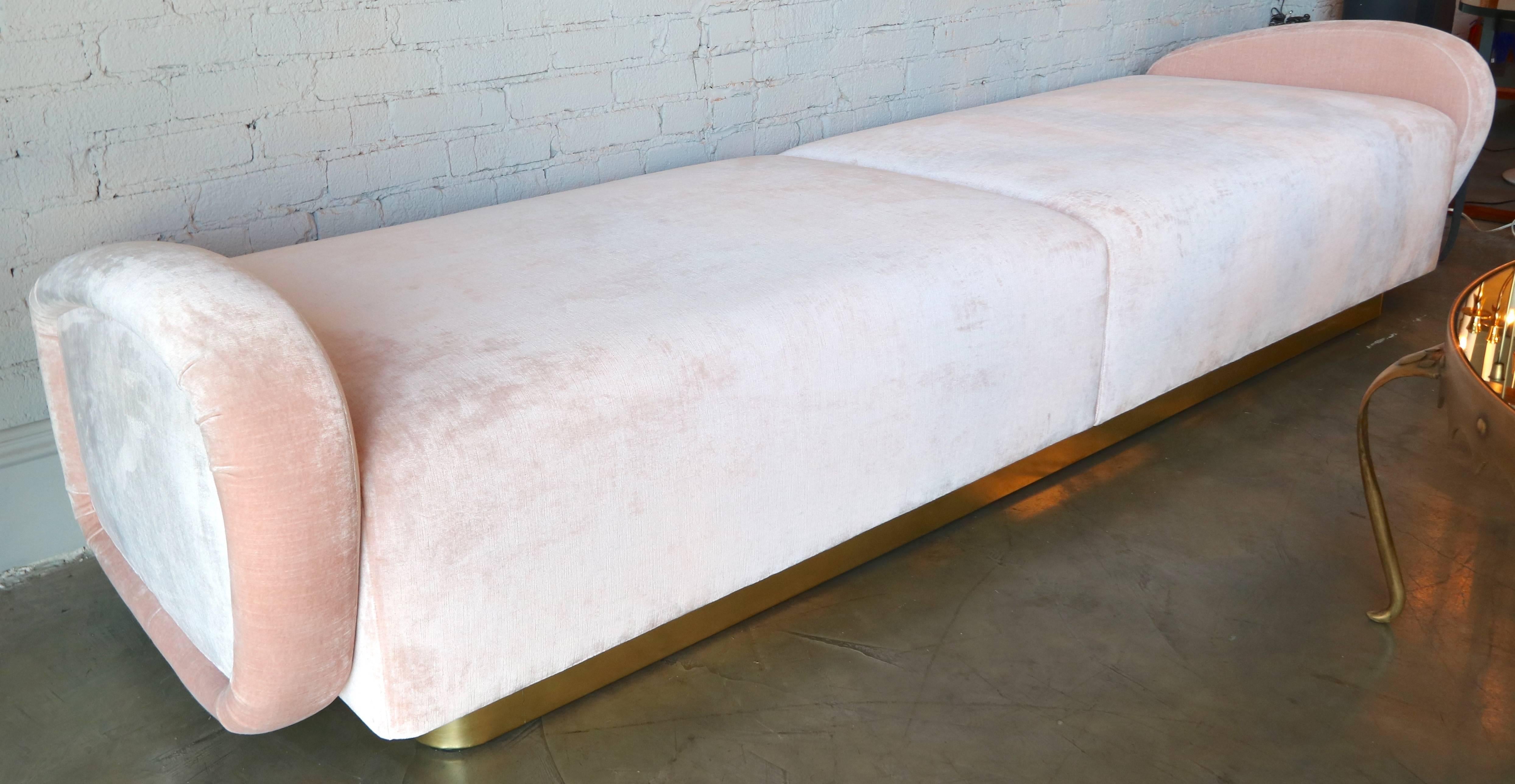Maßgefertigtes Sofa oder Bank aus Samt im italienischen Stil der 1960er Jahre mit Messingfuß von Adesso Import (Moderne der Mitte des Jahrhunderts) im Angebot