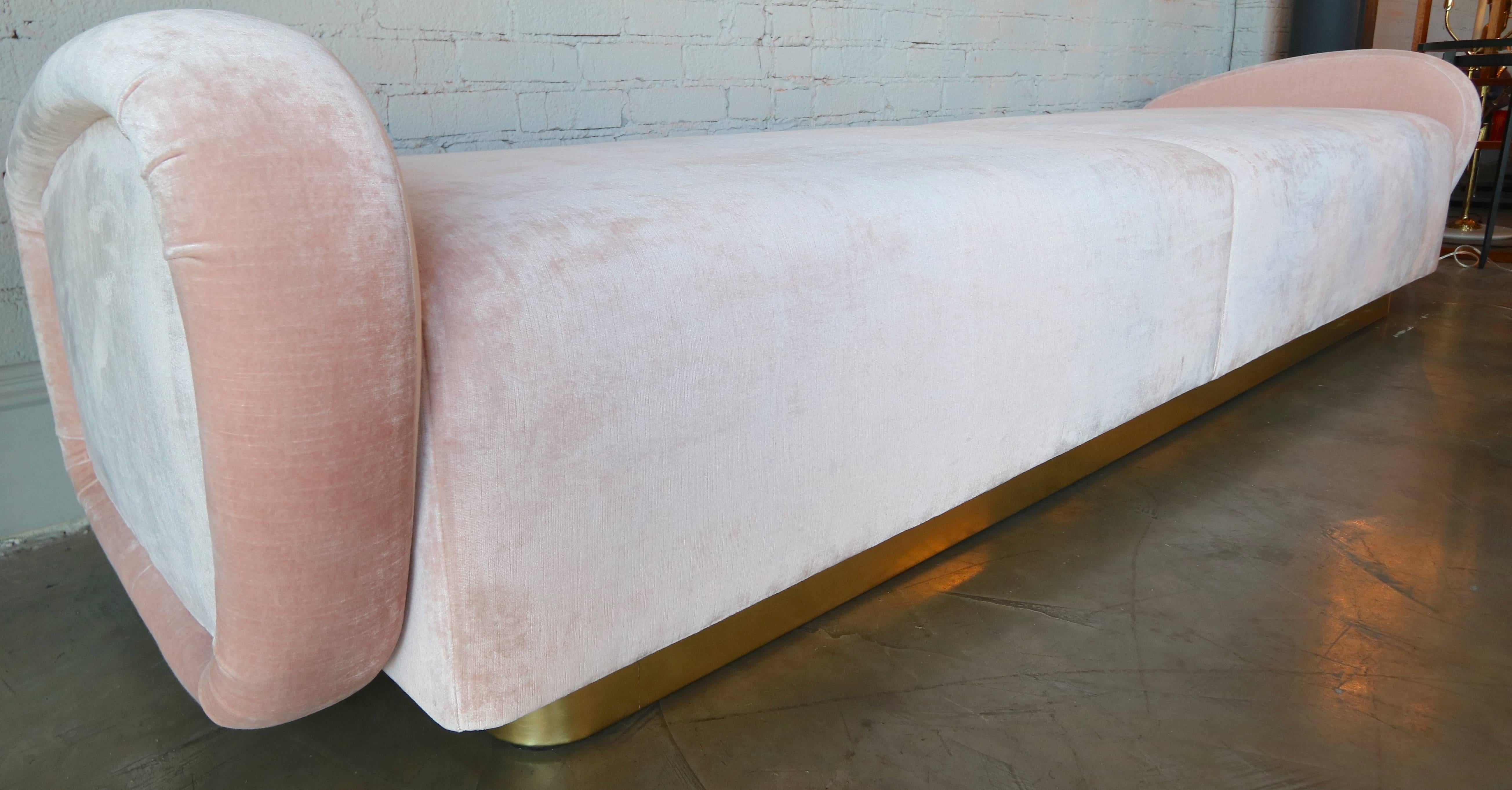 Maßgefertigtes Sofa oder Bank aus Samt im italienischen Stil der 1960er Jahre mit Messingfuß von Adesso Import (amerikanisch) im Angebot
