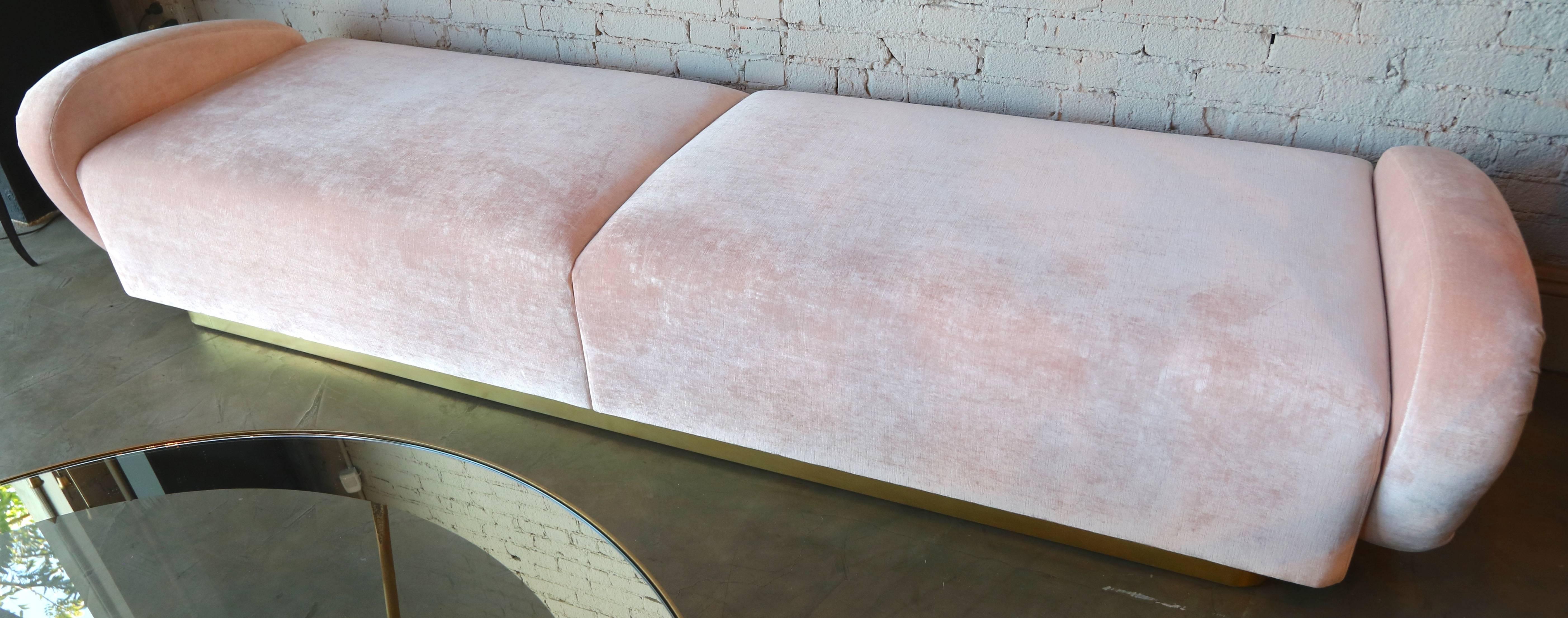 Maßgefertigtes Sofa oder Bank aus Samt im italienischen Stil der 1960er Jahre mit Messingfuß von Adesso Import (21. Jahrhundert und zeitgenössisch) im Angebot