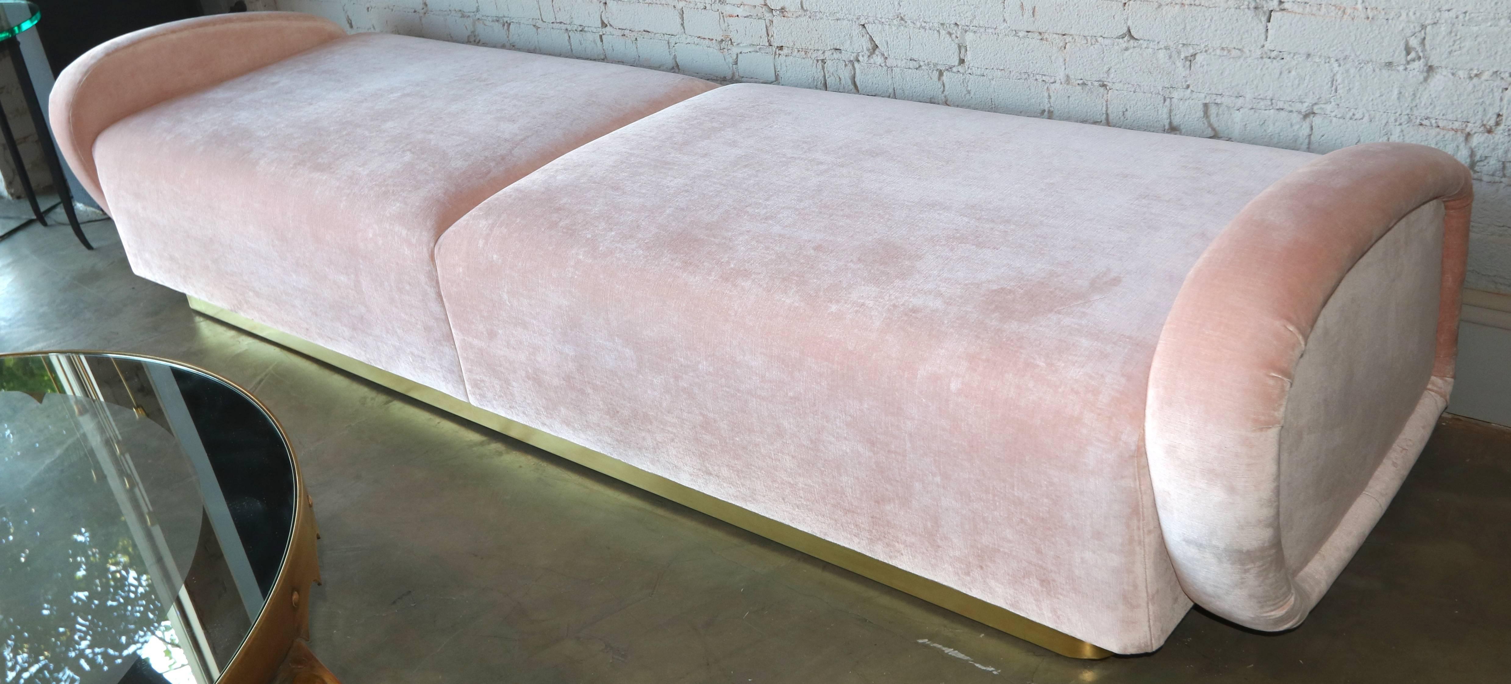 Maßgefertigtes Sofa oder Bank aus Samt im italienischen Stil der 1960er Jahre mit Messingfuß von Adesso Import im Angebot 1
