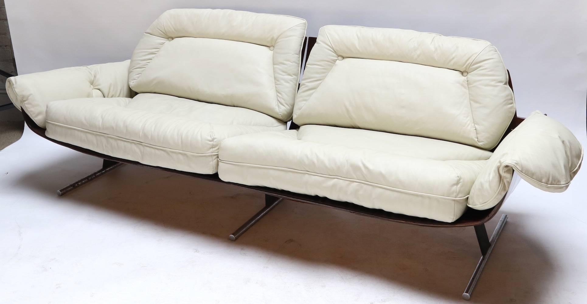 Rare 1960s Presidencial sofa by Jorge Zalszupin, in Brazilian jacaranda with leather cushions.