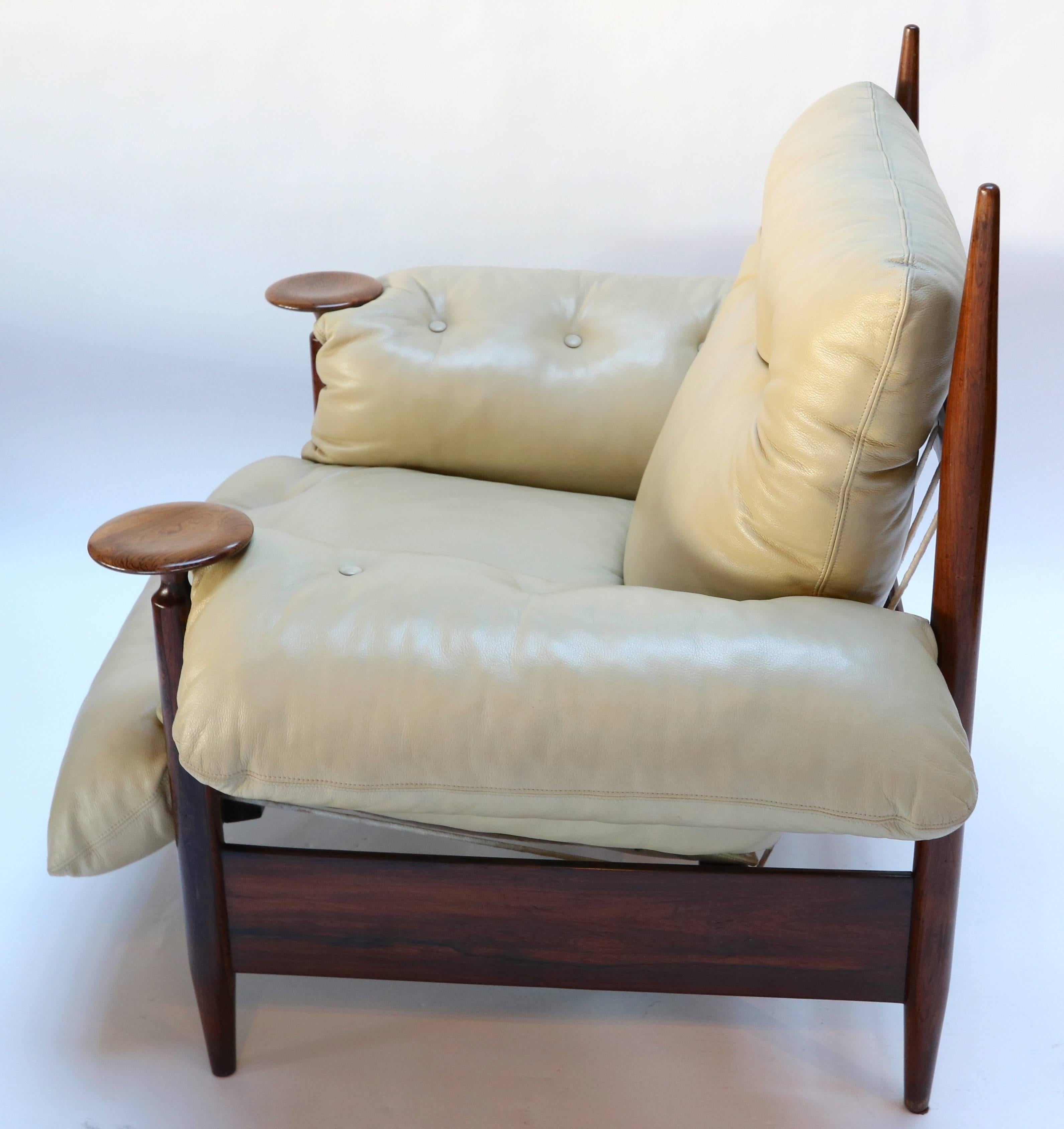 Mid-Century Modern Pair of 1960s Brazilian Jacaranda Armchairs by M. L. Magalhães in Beige Leather For Sale