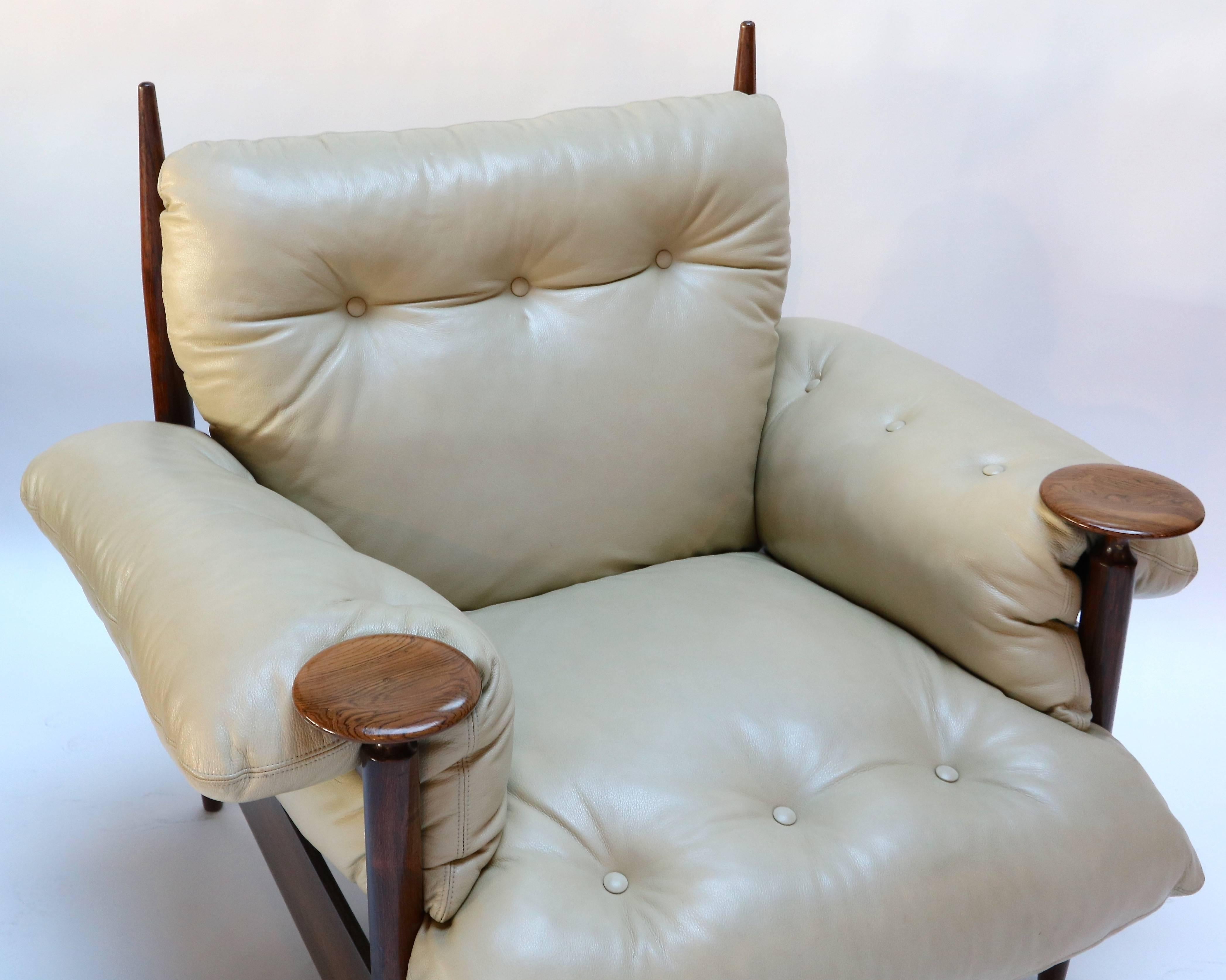 Pair of 1960s Brazilian Jacaranda Armchairs by M. L. Magalhães in Beige Leather In Good Condition For Sale In Los Angeles, CA