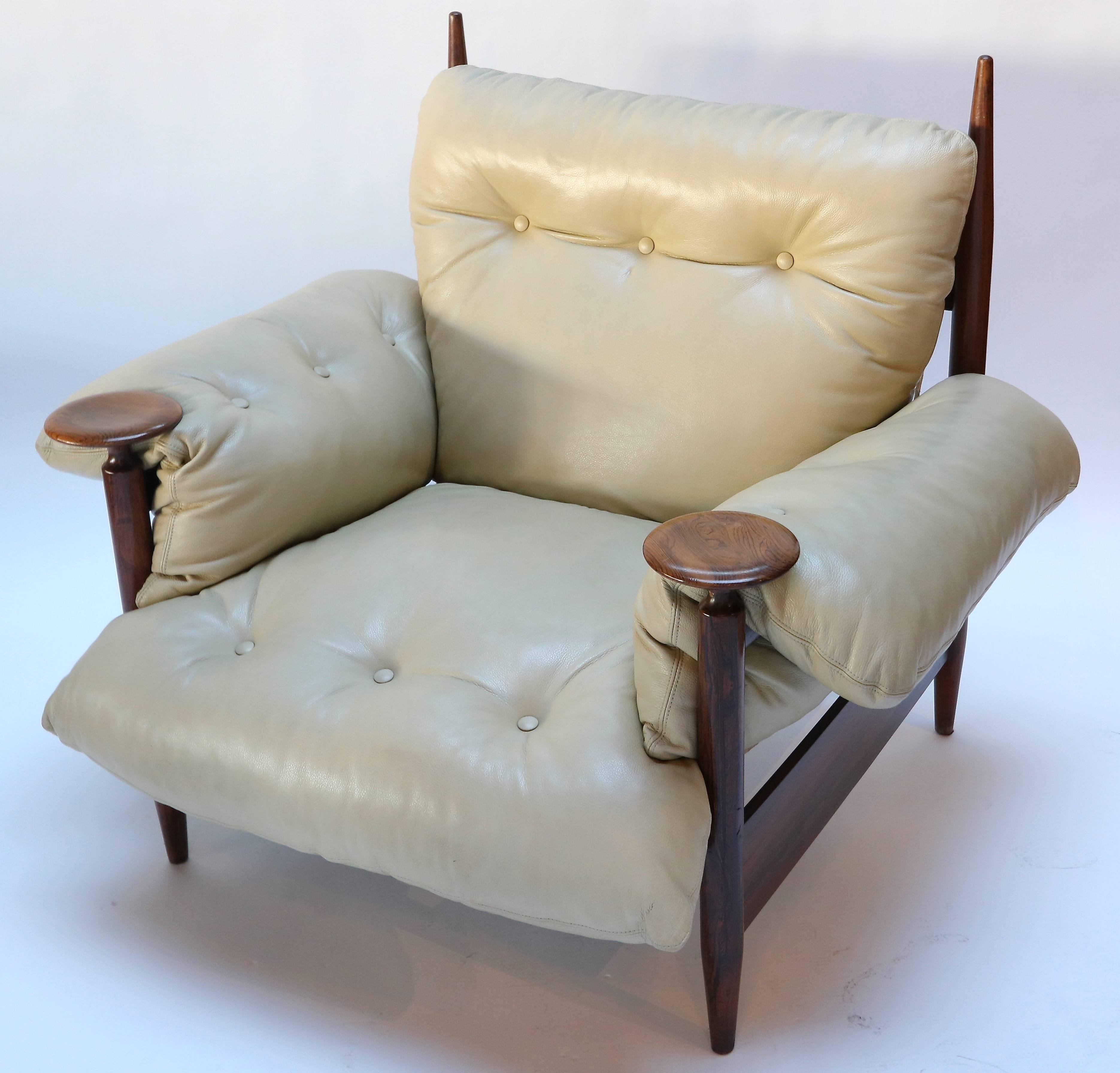 Mid-20th Century Pair of 1960s Brazilian Jacaranda Armchairs by M. L. Magalhães in Beige Leather For Sale
